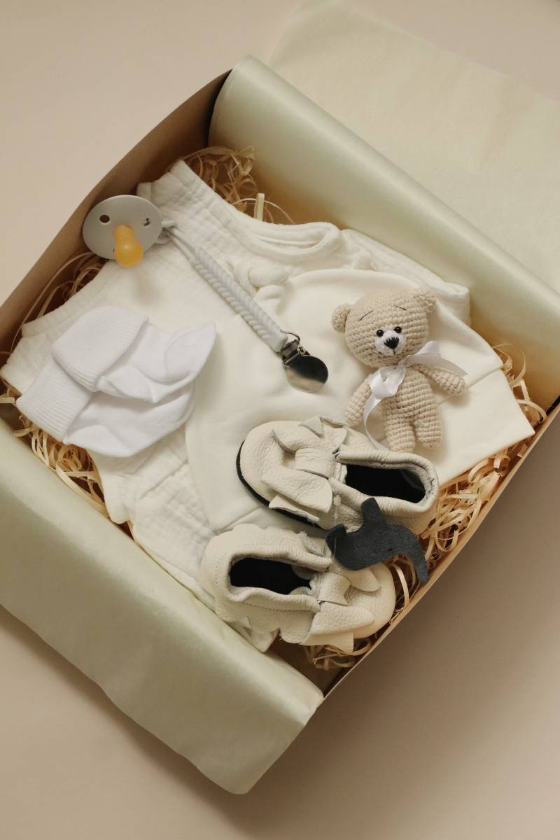 Neugeborenen Geschenkkorb - Willkommen Geschenk Set Neugeborene Baby Mädchen Geschenkbox Werdende Mama Shower Weiße Box von Etsy - RipkaStore