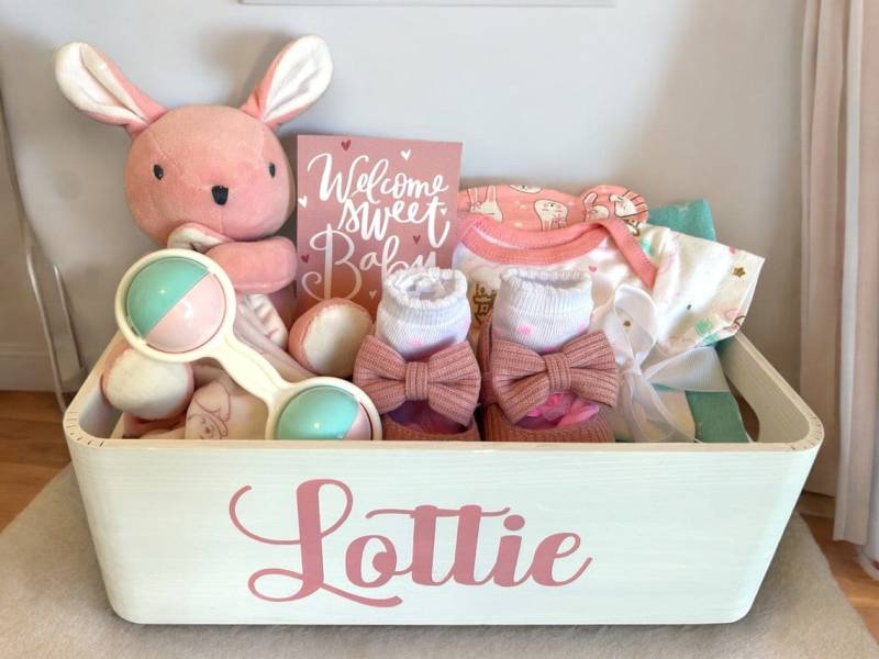 Mädchen Willkommen Baby-Geschenk-Box, Baby Girl Care Paket, Personalisierte Hamper, Neugeborene Geschenk-Box, Geschenk-Set von Etsy - RobinsNestNC