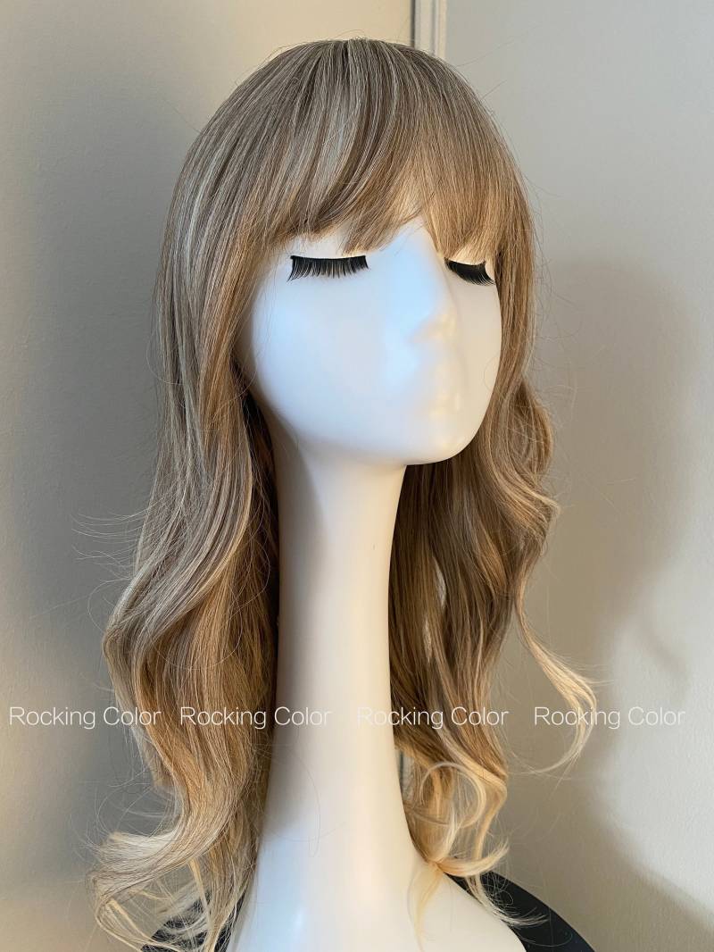 Aschblonde Gewellte Perücke Mit Pony/24 Zoll Langer Ash Blone Fringe-Perücke. Kostenlose Perückenhaube von Etsy - RockingColour