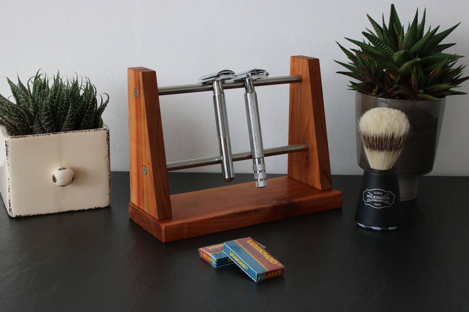 Rasierhobel Ständer Aus Pflaumenholz Und Edelstahlstangen Rasierhobel Ständer Aus Pflaumenholz Und Edelstahlstangen von Etsy - RolandsHolzwerkstatt