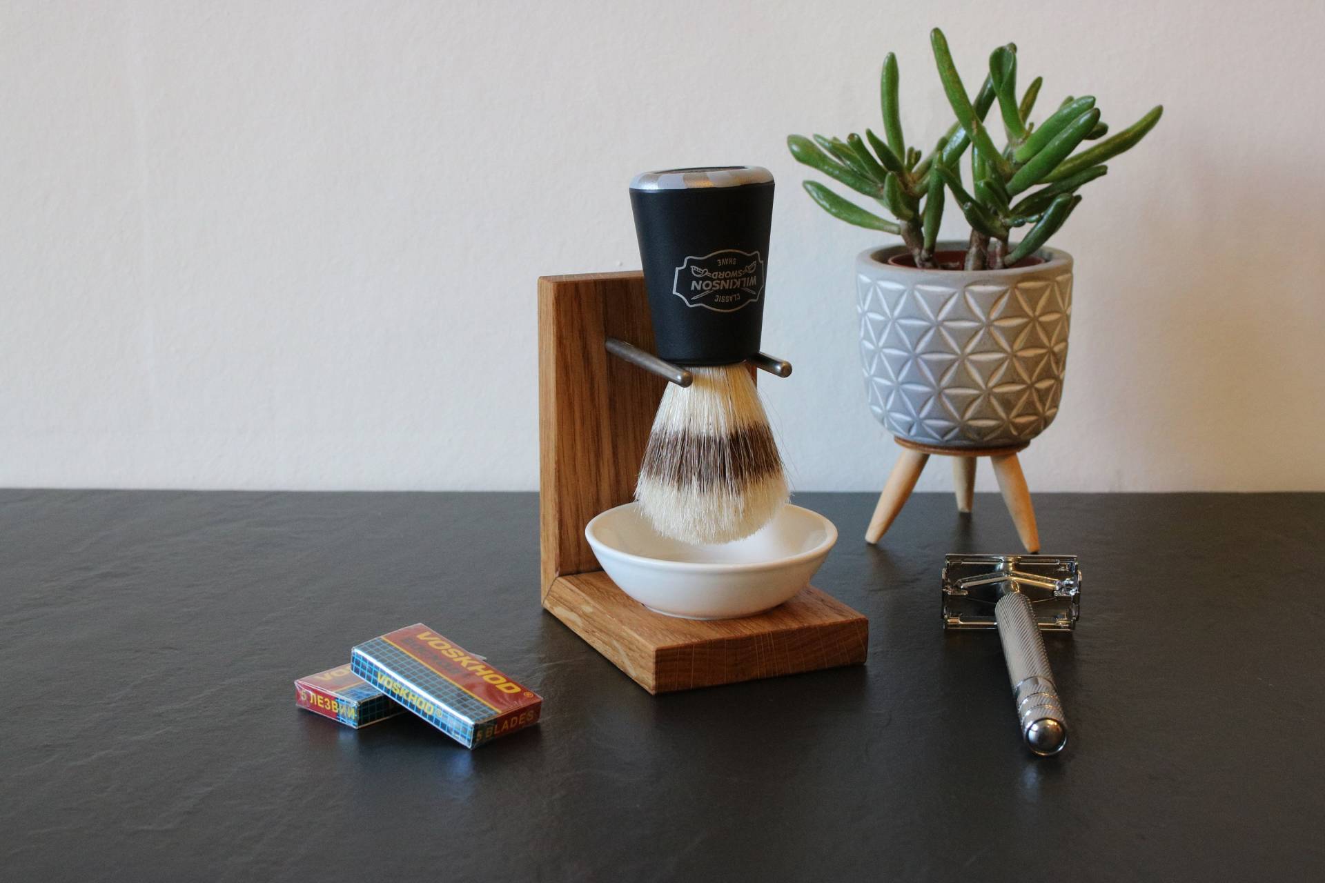 Rasierpinsel Halter Aus Holz Mit Keramikschale Rasierpinsel Halter Aus Holz Mit Keramikschale von Etsy - RolandsHolzwerkstatt