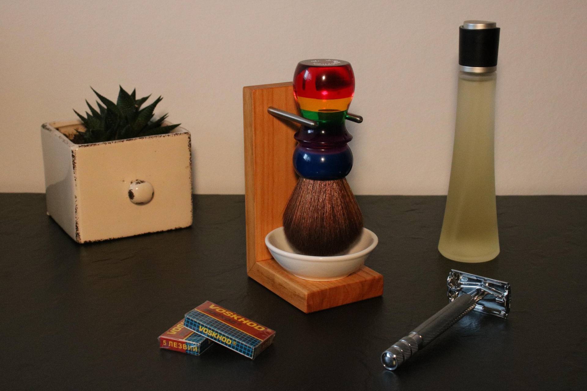 Rasierpinsel Halter Aus Holz Mit Keramikschale Rasierpinsel Halter Aus Holz Mit Keramikschale von Etsy - RolandsHolzwerkstatt