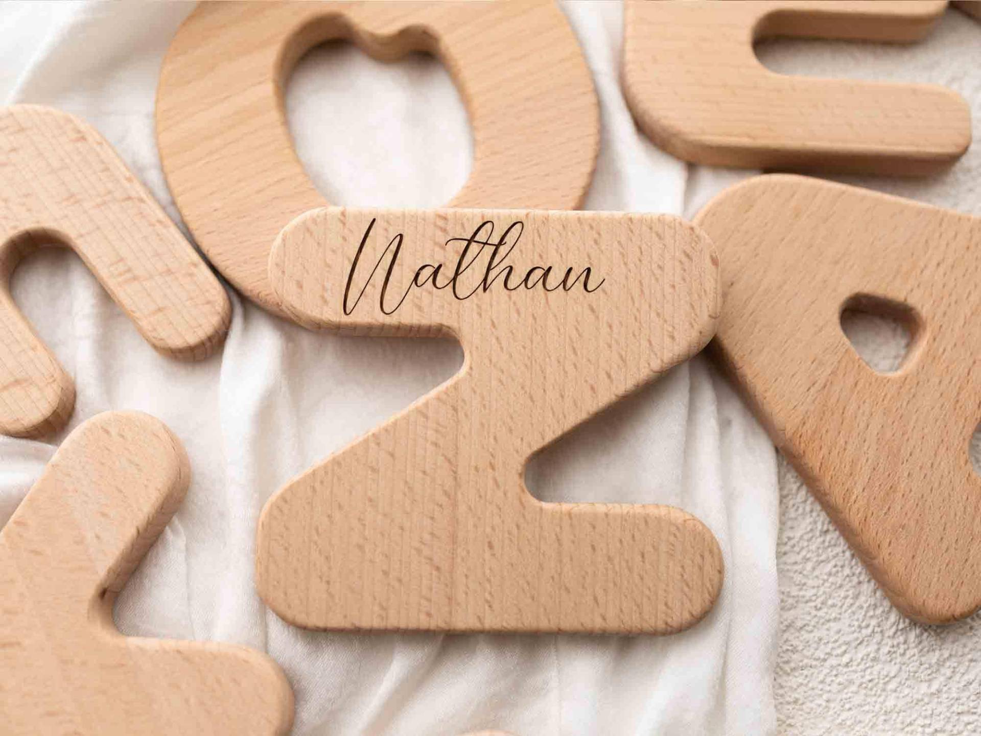 Alphabet Buchstaben Greifling | Buchstabe Beißring Holzspielzeug Personalisiert Name Eingraviert Holzbuchstabe Neugeborenen Geschenk von Etsy - Rosanbella