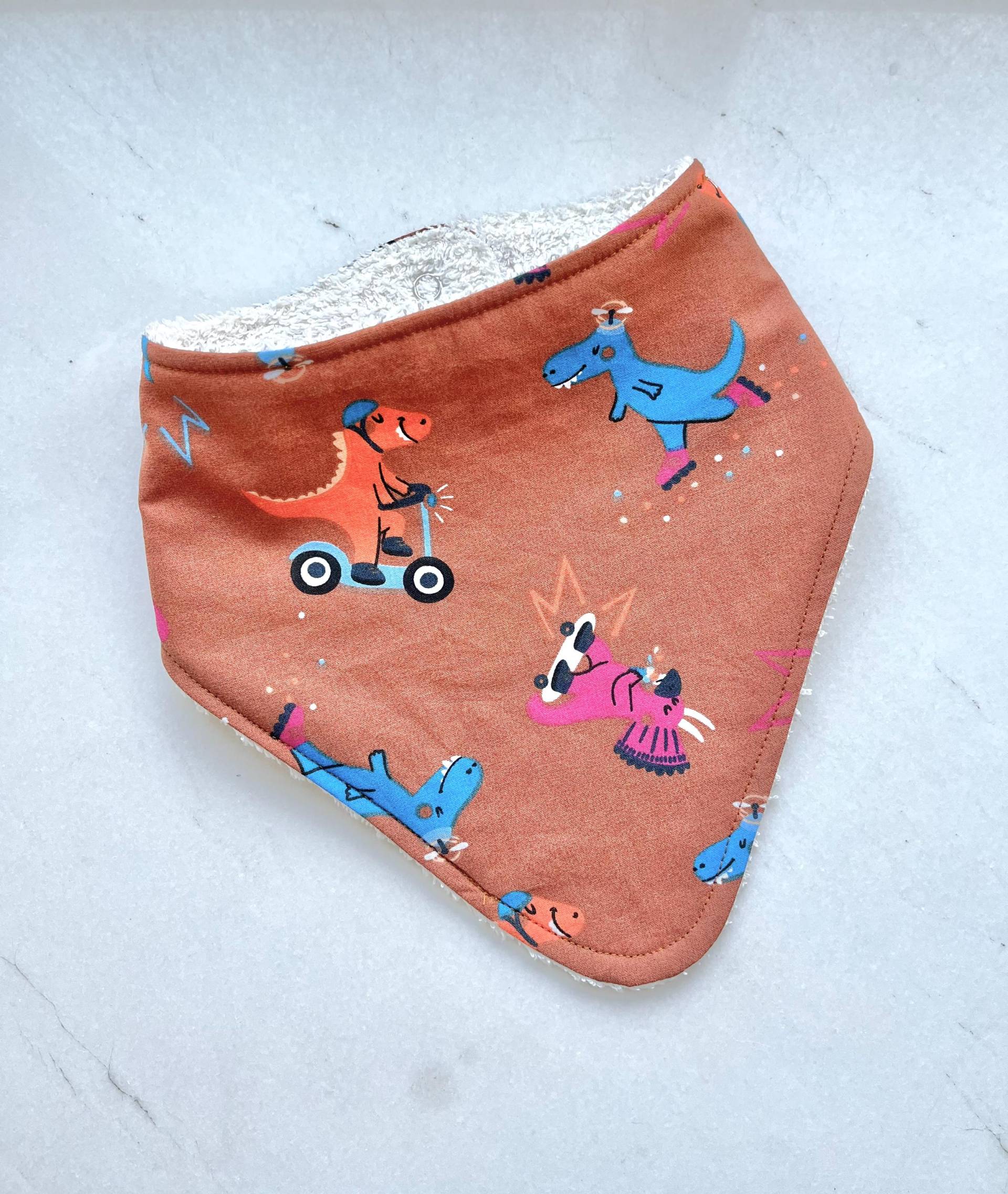 Dinosaurier Rollerblading Scootering Skateboard Baby Und Kleinkind Lätzchen Dinosaurier Rollerblading Scootering Skateboard Baby Und Kleinkind Lätzchen von Etsy - RosieCoos