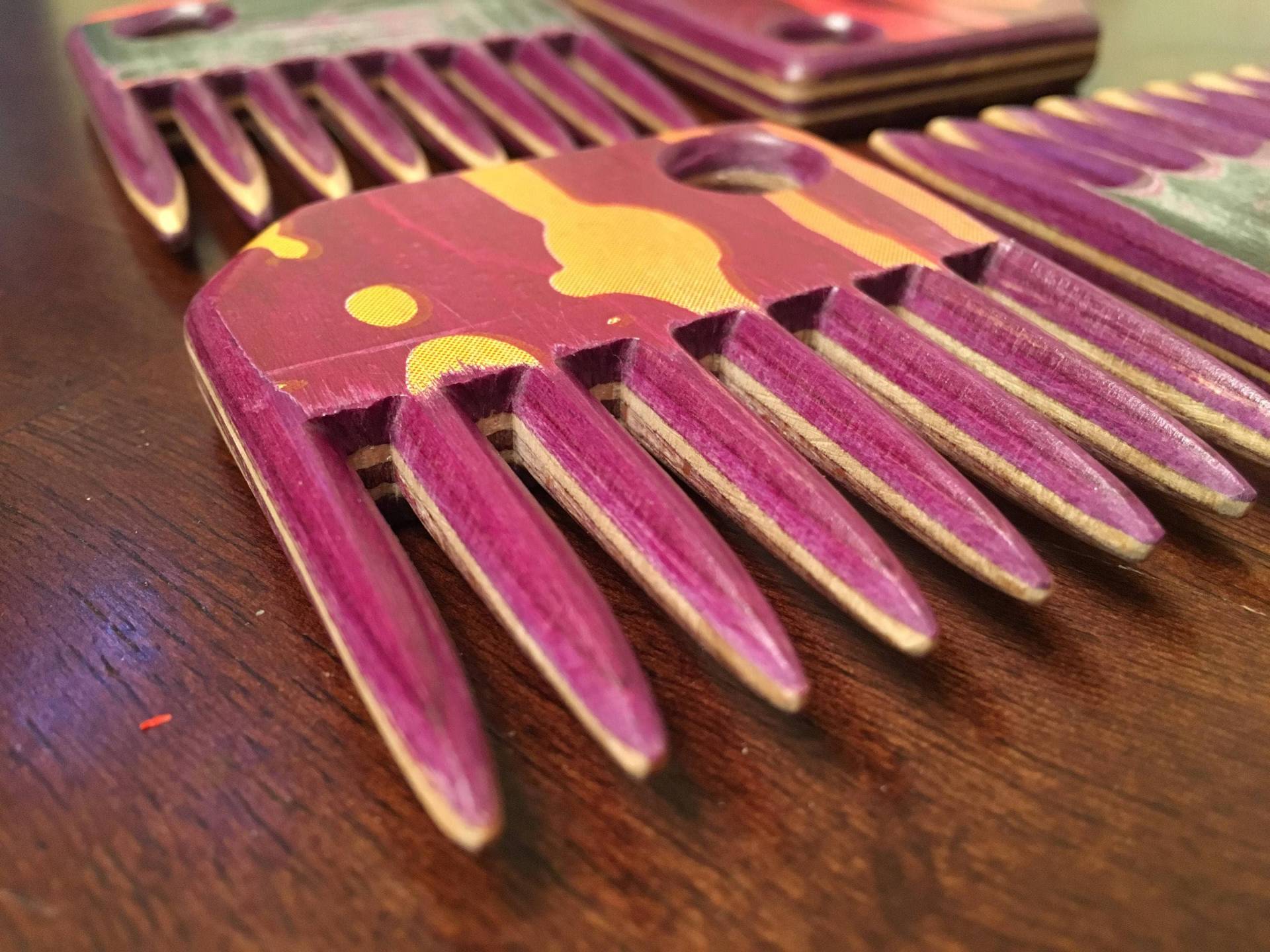 Lila Bartkamm Handgefertigt Aus Recyceltem Skateboard Lila Bartkamm Handgefertigt Aus Recyceltem Skateboard von Etsy - RustyBellBeardCO