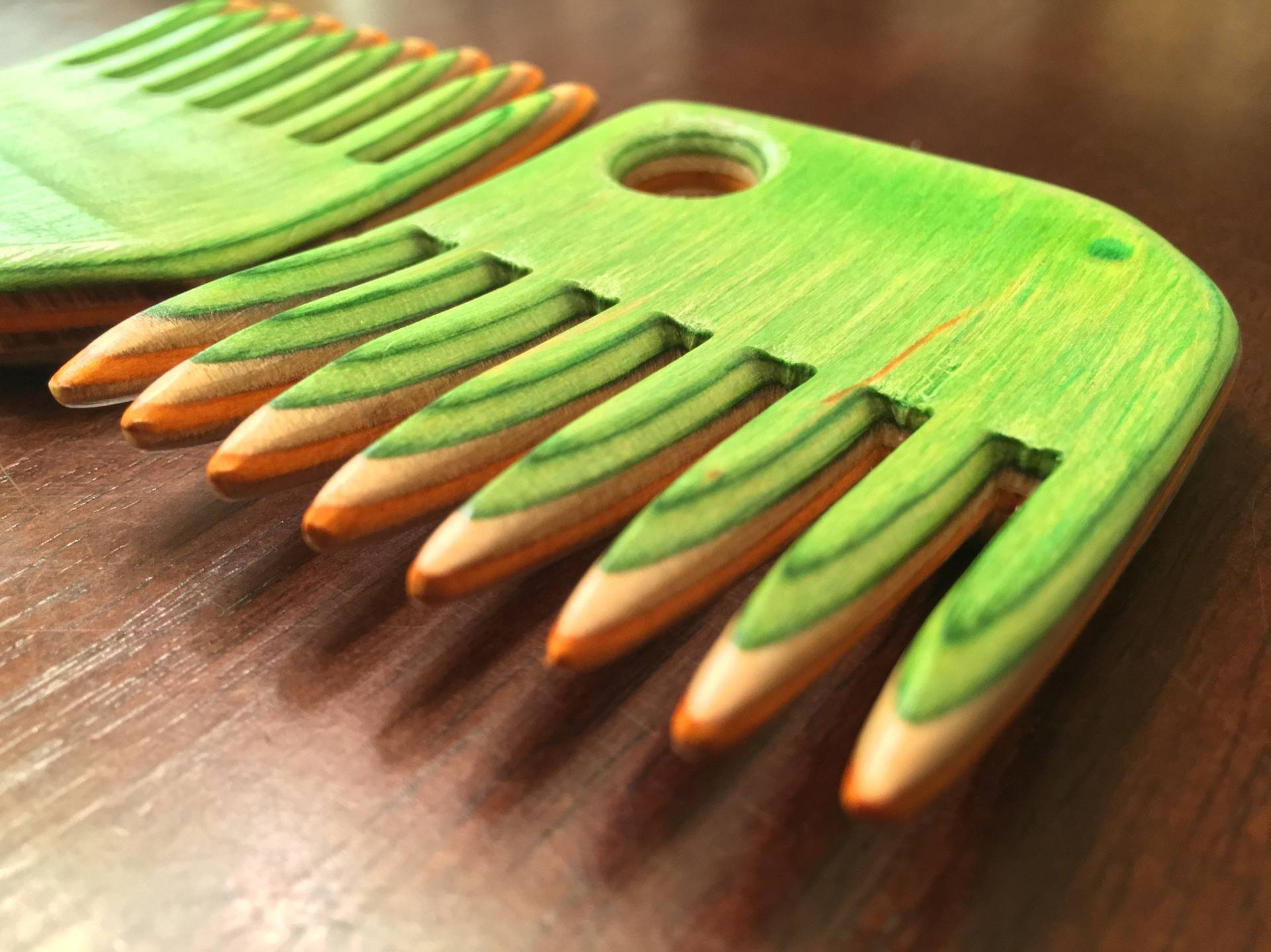 Recycelter Skateboard-Bartkamm - Grün Und Orange Handgefertigter Aus Recyceltem Skateboard Recycelter Skateboard-Bartkamm - Grün Und Orange Handgefertigter Aus Recyceltem Skateboard von Etsy - RustyBellBeardCO