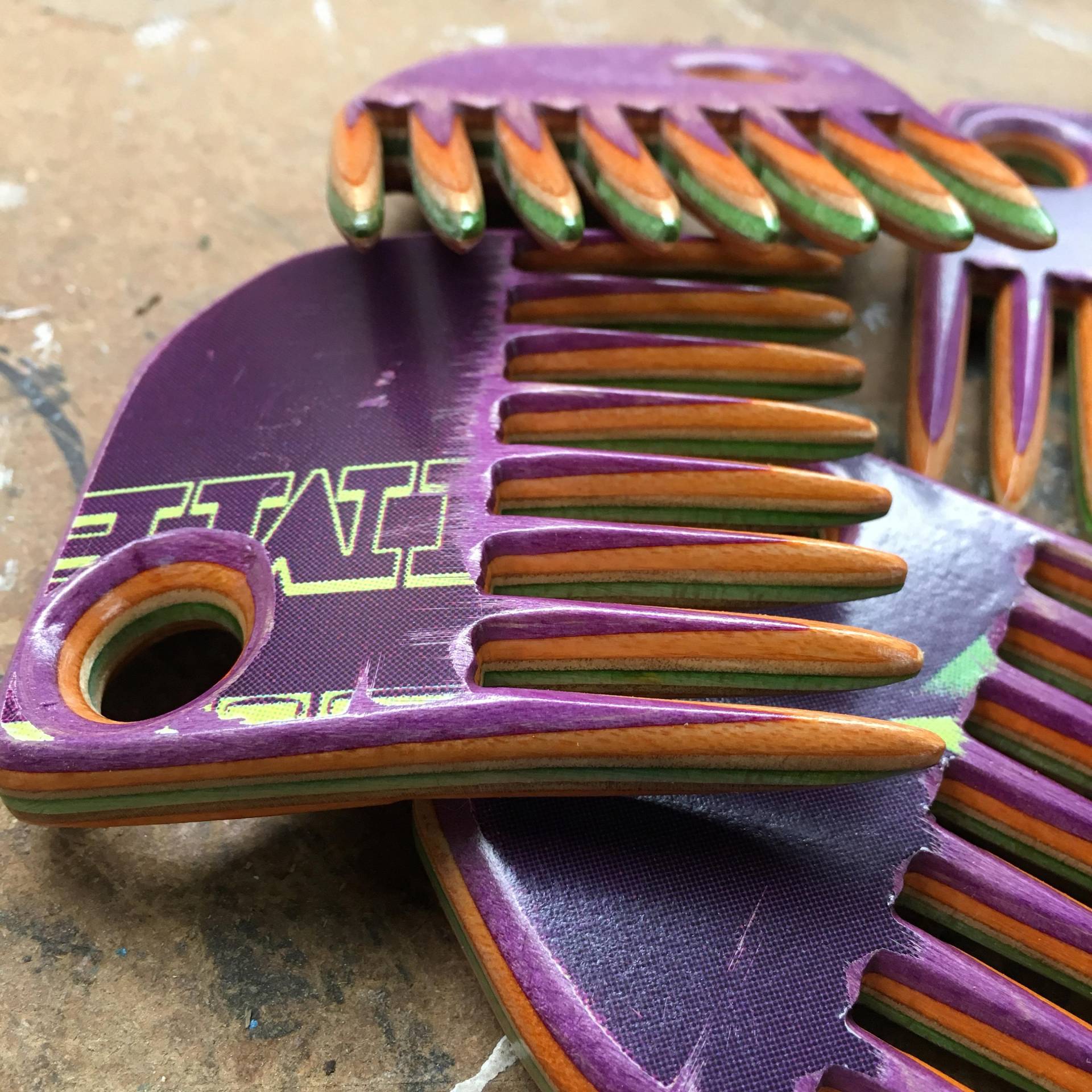 Skateboard Bartkamm - Lila/Orange/Grün Handgemacht Aus Recyceltem Skateboard Bartkamm - Lila/Orange/Grün Handgemacht Aus Recyceltem von Etsy - RustyBellBeardCO