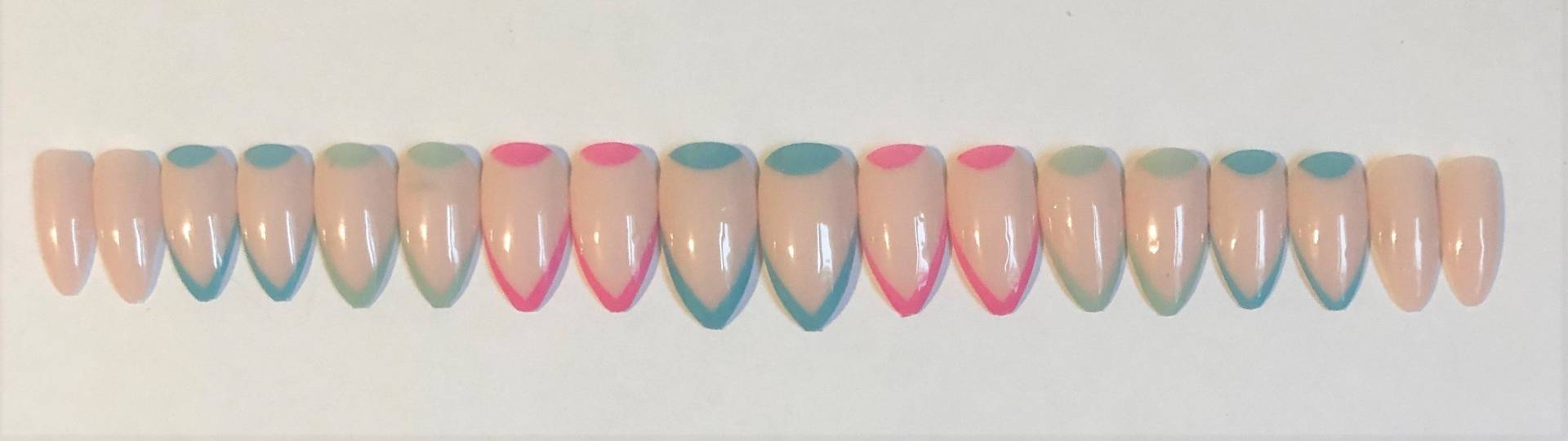 Pink Mit Regenbogen Spitzen Press-On Nagel Set - Kurze Stiletto | Größe 0-8 von Etsy - RuthlessNailDesigns