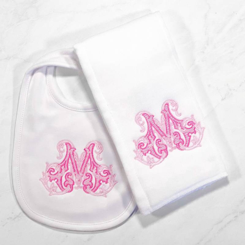 Personalisiertes Besticktes Spucktuch - Mit Monogramm Baby Geschenk Windel Applikation Lätzchen Wal Junge Set Mädchen Neugeborene von Etsy - SBMonograms