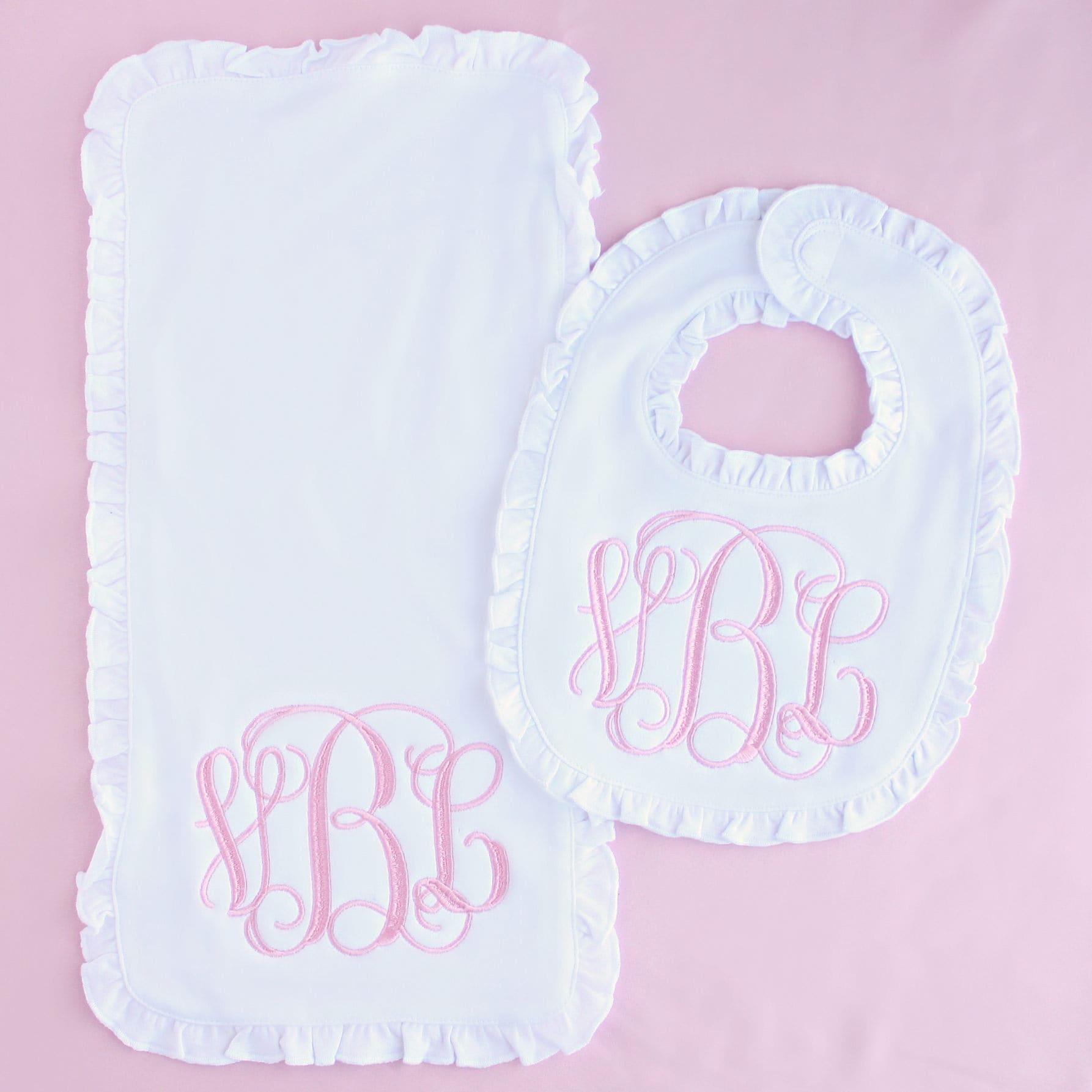 Monogrammiertes Spucktuch & Lätzchen Set Mit Rüschen - Personalisiert Baby Geschenk Bestickt Mädchen Neugeborene Rosa Monogrammiertes Spucktuch & Lätzchen Set Mit Rüschen - Personalisiert Baby Geschenk Bestickt Mädchen Neugeborene Rosa von Etsy - SBMonograms
