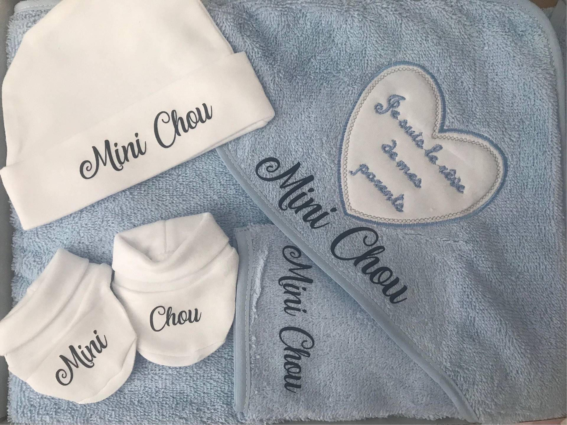 Personalisiertes Geburtsgeschenk Baby Badeumhang Hausschuhe Mütze Babybox von Etsy - SISTOUCH