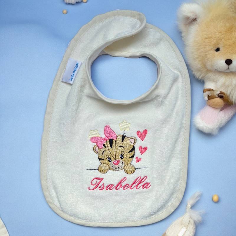 Lätzchen Personalisiert Und Bestickt | Gesticktes Mit Namen Personalisiertes Mutterschaftsgeschenk Babygeschenk Baby-Geschenk von Etsy - SaZuDesignsNL