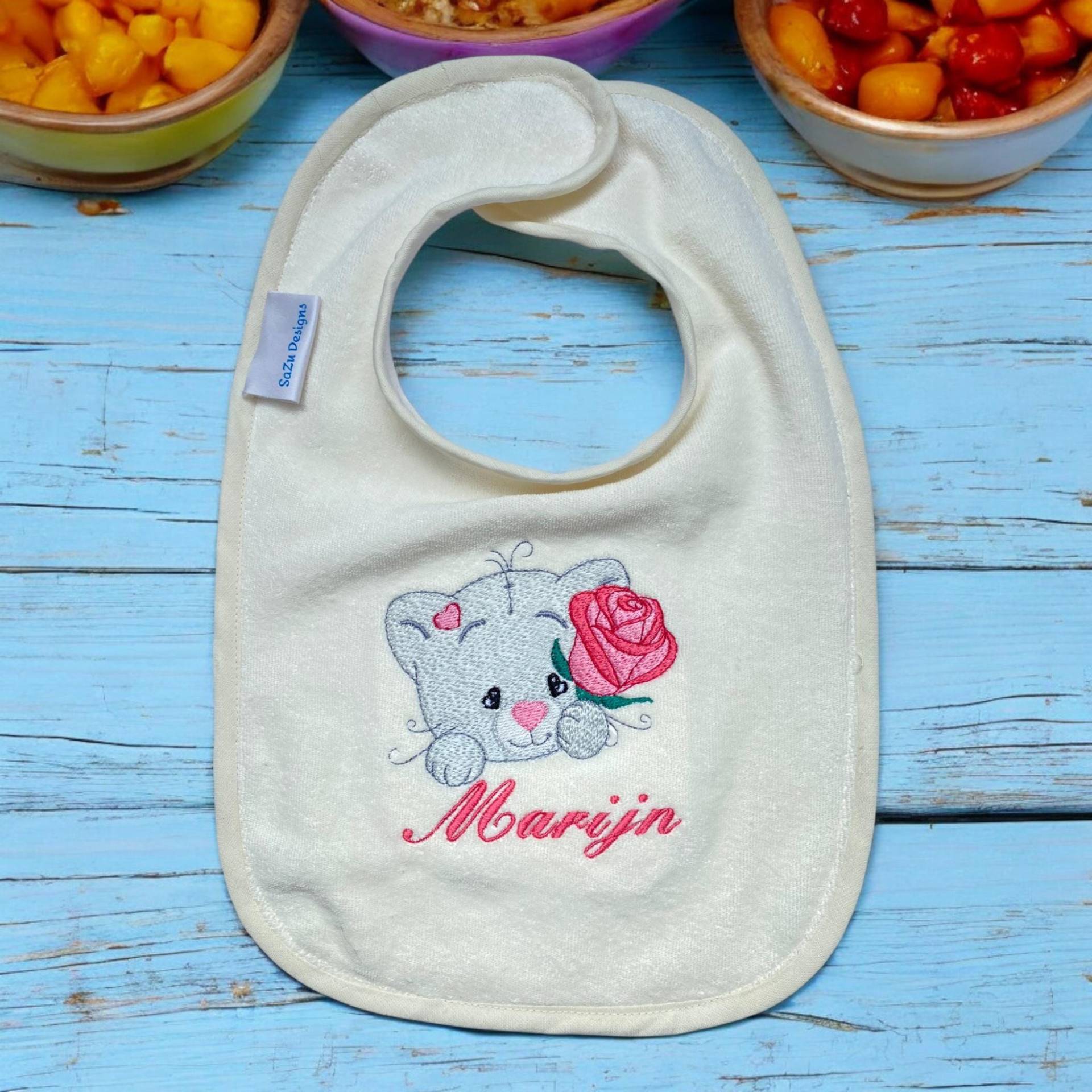 Lätzchen Personalisiert Und Bestickt | Handgefertigtes Mit Namen Personalisiertes Mutterschaftsgeschenk Babygeschenk Baby-Geschenk von Etsy - SaZuDesignsNL