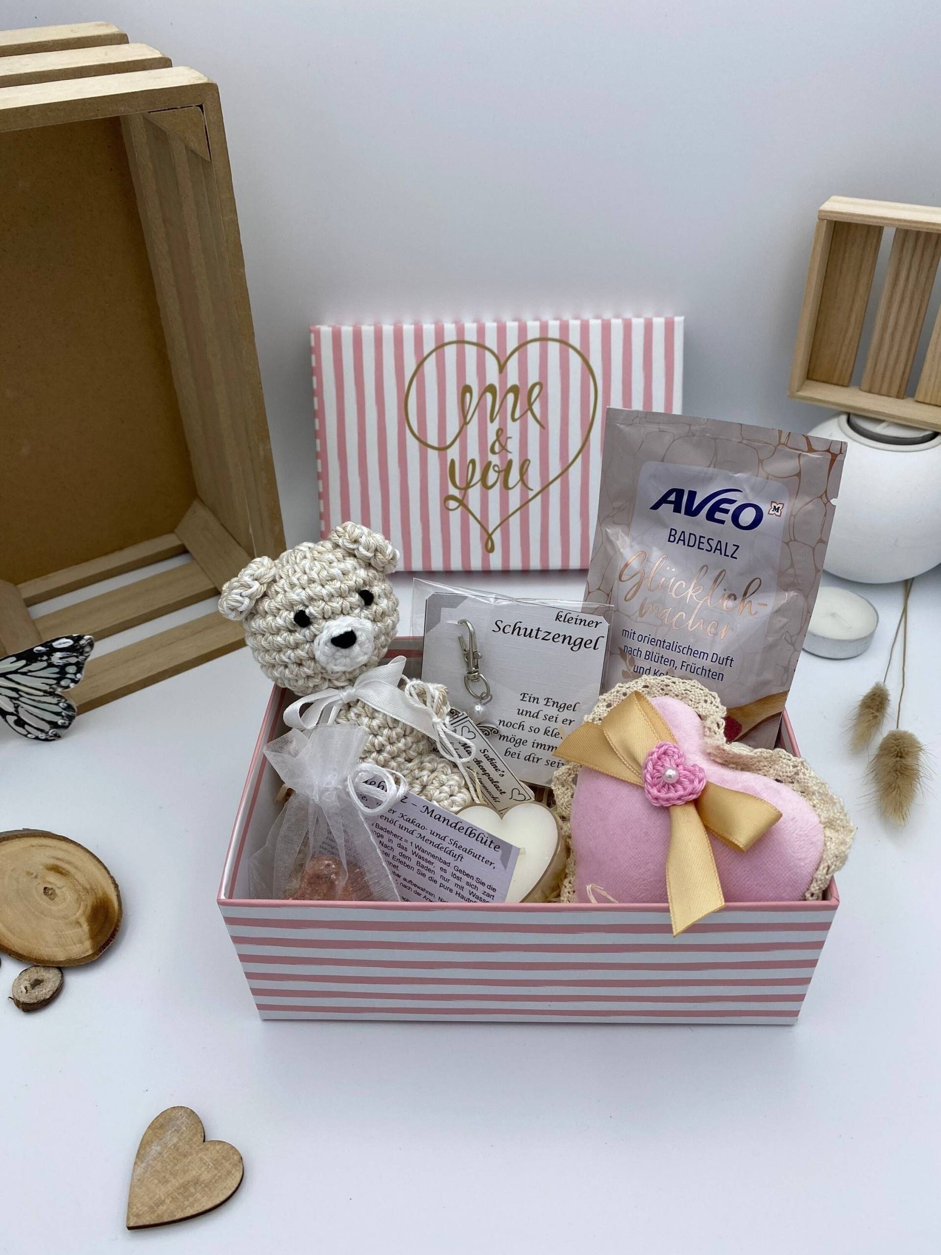 Geschenkbox - Geschenkset Mit Handgemachtem Teddybär Und Weiteren Tollen Produkten von Etsy - SabinesMaschenpalast