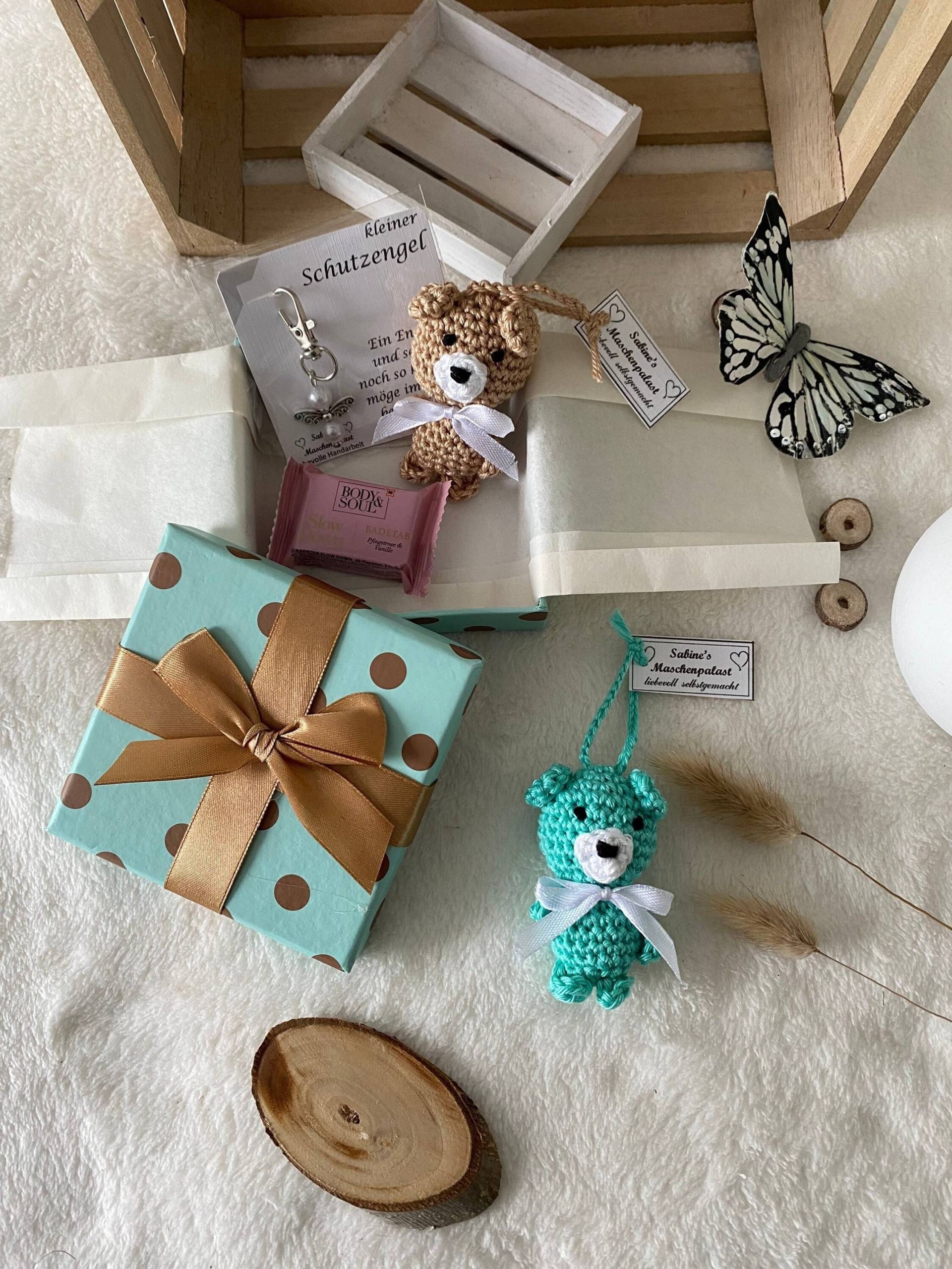 Geschenkbox Glück - Handgemachter Teddybär, Schutzengel Und Badetab von Etsy - SabinesMaschenpalast