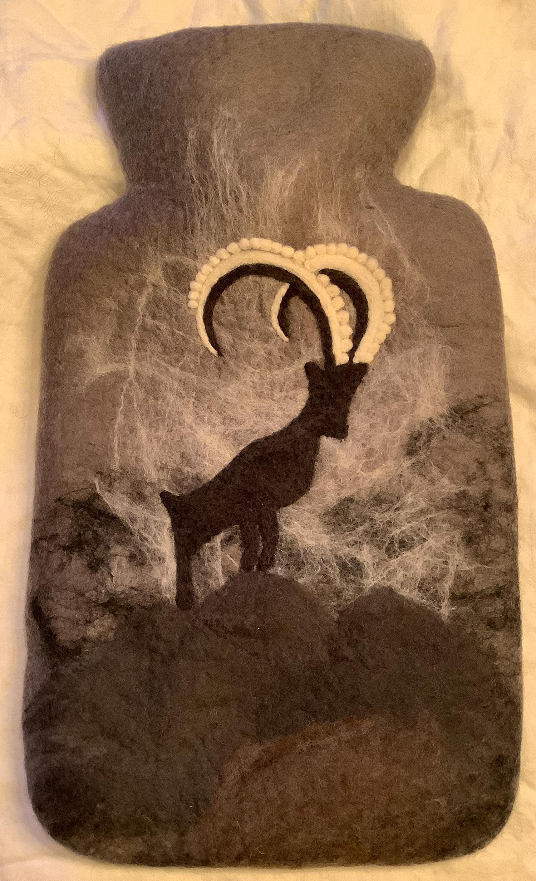 Filz Wärmflasche Steinbock Filzwärmflasche Steinbock Merinowolle Inkl. Markenwärmflasche von Etsy - SaraundOnsiFilzerei