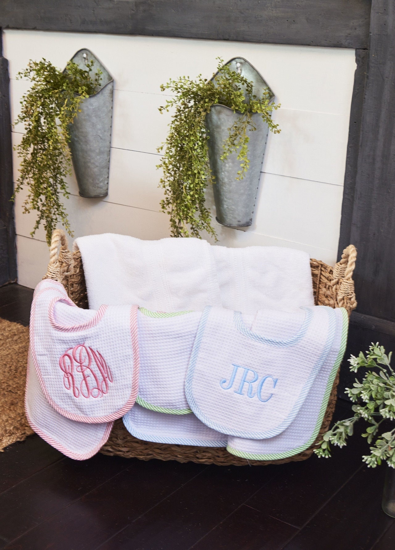 Monogrammiertes Bib & Burp Cloth Set Für Baby Junge Oder Mädchen von Etsy - SassyBlossom