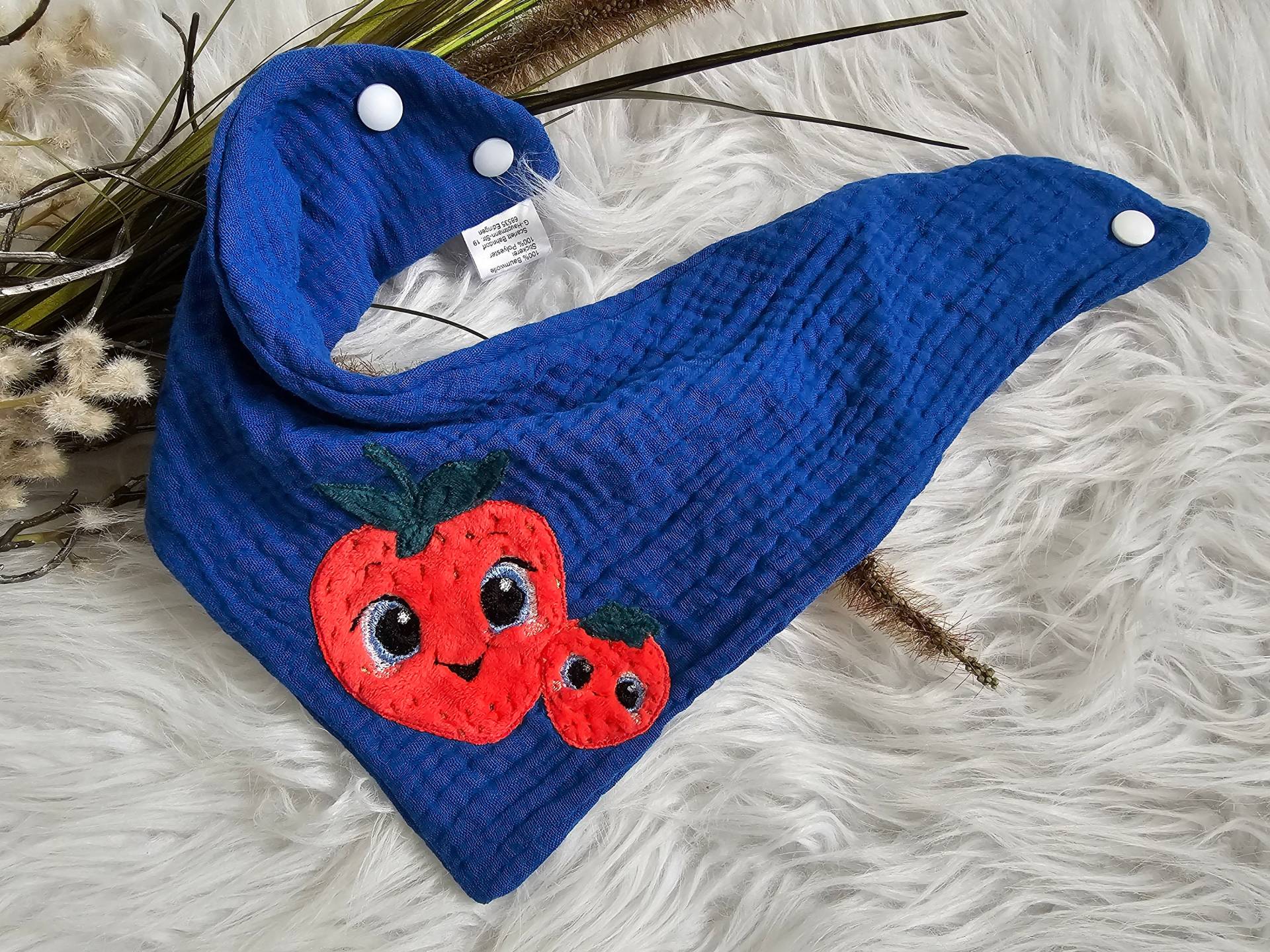 Handmade Halstuch Mit Kuscheligen Erdbeeren & Namen in Zwei Größen Verfügbar von Etsy - ScaBaDesignArts