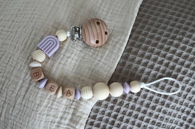 Schnullerkette Personalisiert Mit Name Lila Regenbogen von Etsy - SchnulLIZ