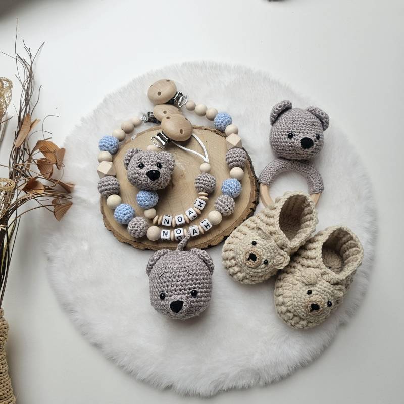 Babygeschenke Set| Schnullerkette Für Mädchen Und Junge|Kinderwagenkette|Greifring|Babyschuhe Bär|Personalisierte Kette von Etsy - SchnullerkettenHaSi