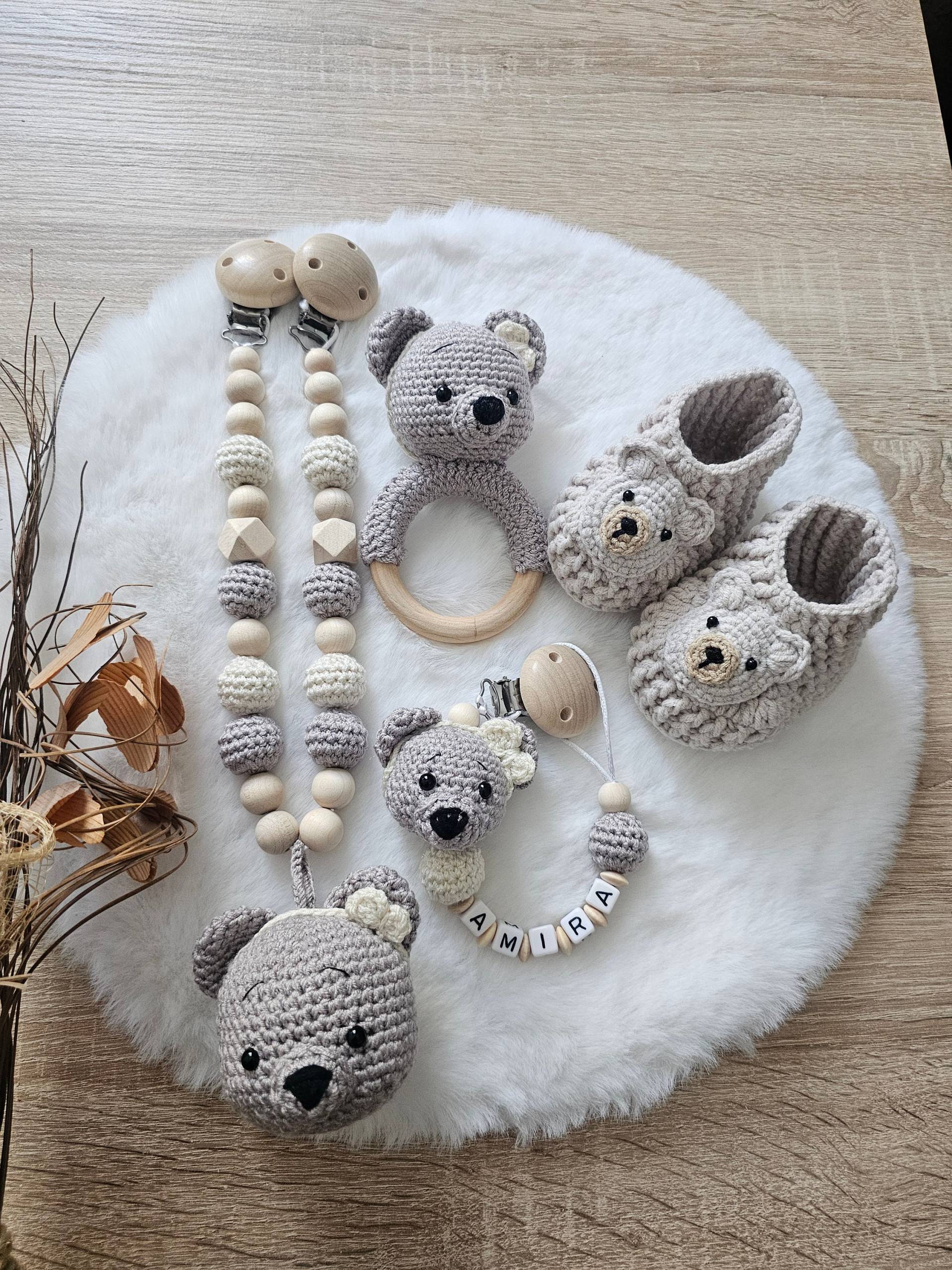 Babygeschenke Set| Schnullerkette|Kinderwagenkette|Greifring|Babyschuhe Bär|Personalisiert von Etsy - SchnullerkettenHaSi