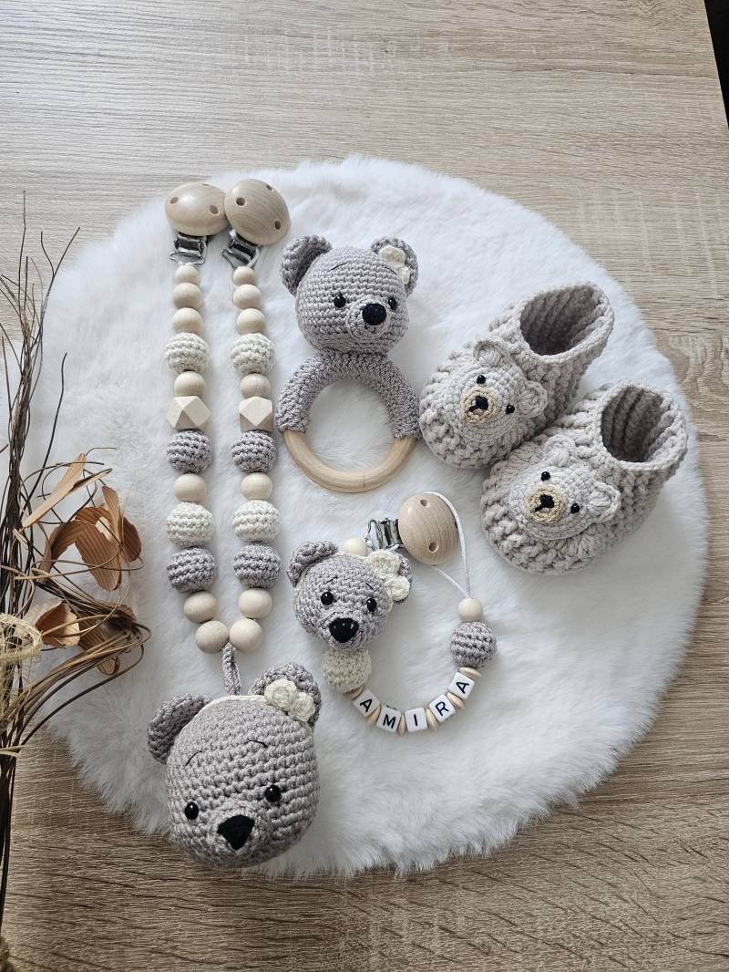 Babygeschenke Set| Schnullerkette|Kinderwagenkette|Greifring|Babyschuhe Bär|Personalisiert von Etsy - SchnullerkettenHaSi