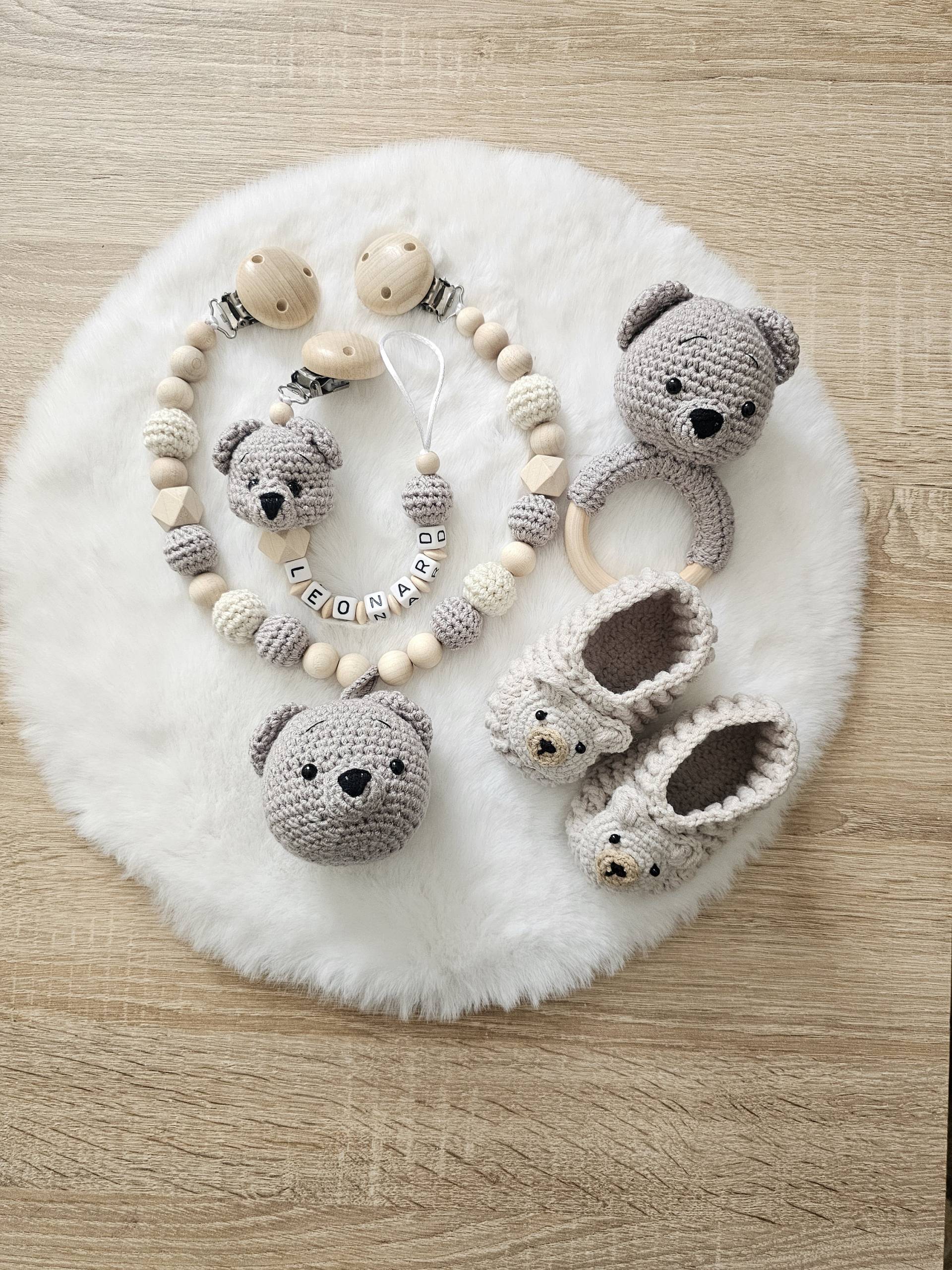 Babygeschenke Set| Schnullerkette|Kinderwagenkette|Greifring|Babyschuhe Bär|Personalisiert von Etsy - SchnullerkettenHaSi