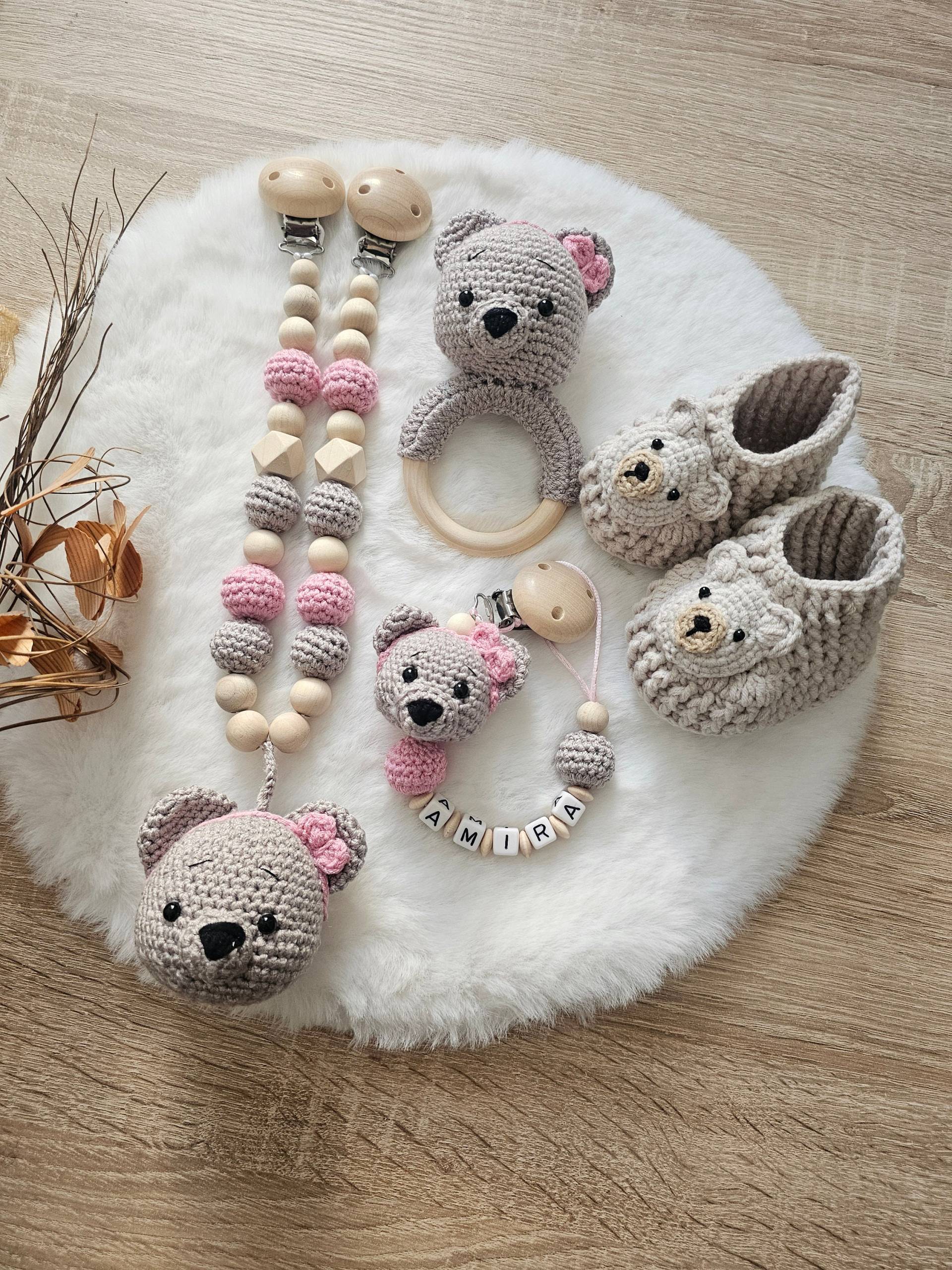 Babygeschenke Set| Schnullerkette|Kinderwagenkette|Greifring|Babyschuhe Bär|Personalisiert von Etsy - SchnullerkettenHaSi