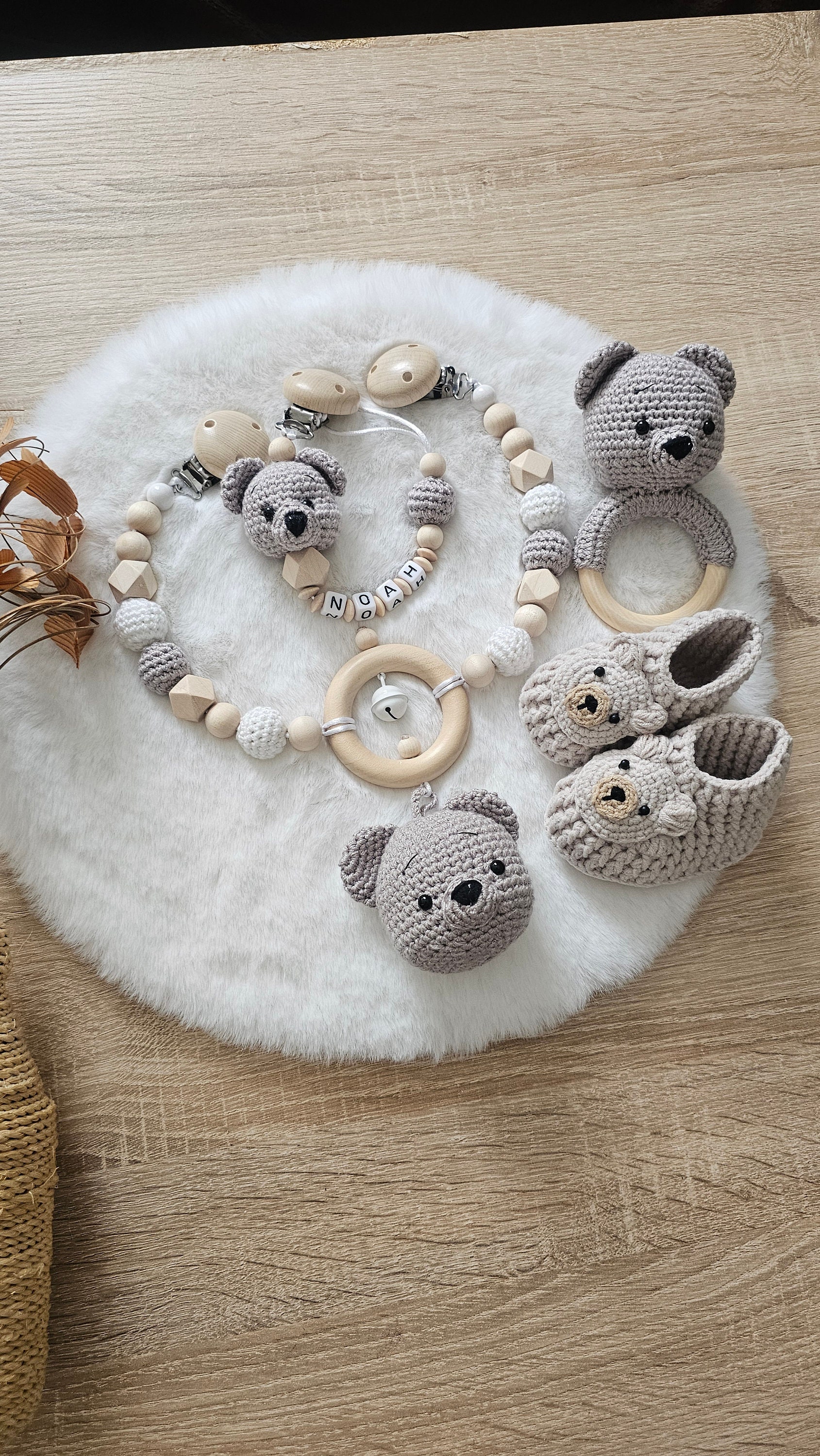 Babygeschenke Set| Schnullerkette|Kinderwagenkette|Greifring|Babyschuhe Bär|Personalisiert von Etsy - SchnullerkettenHaSi