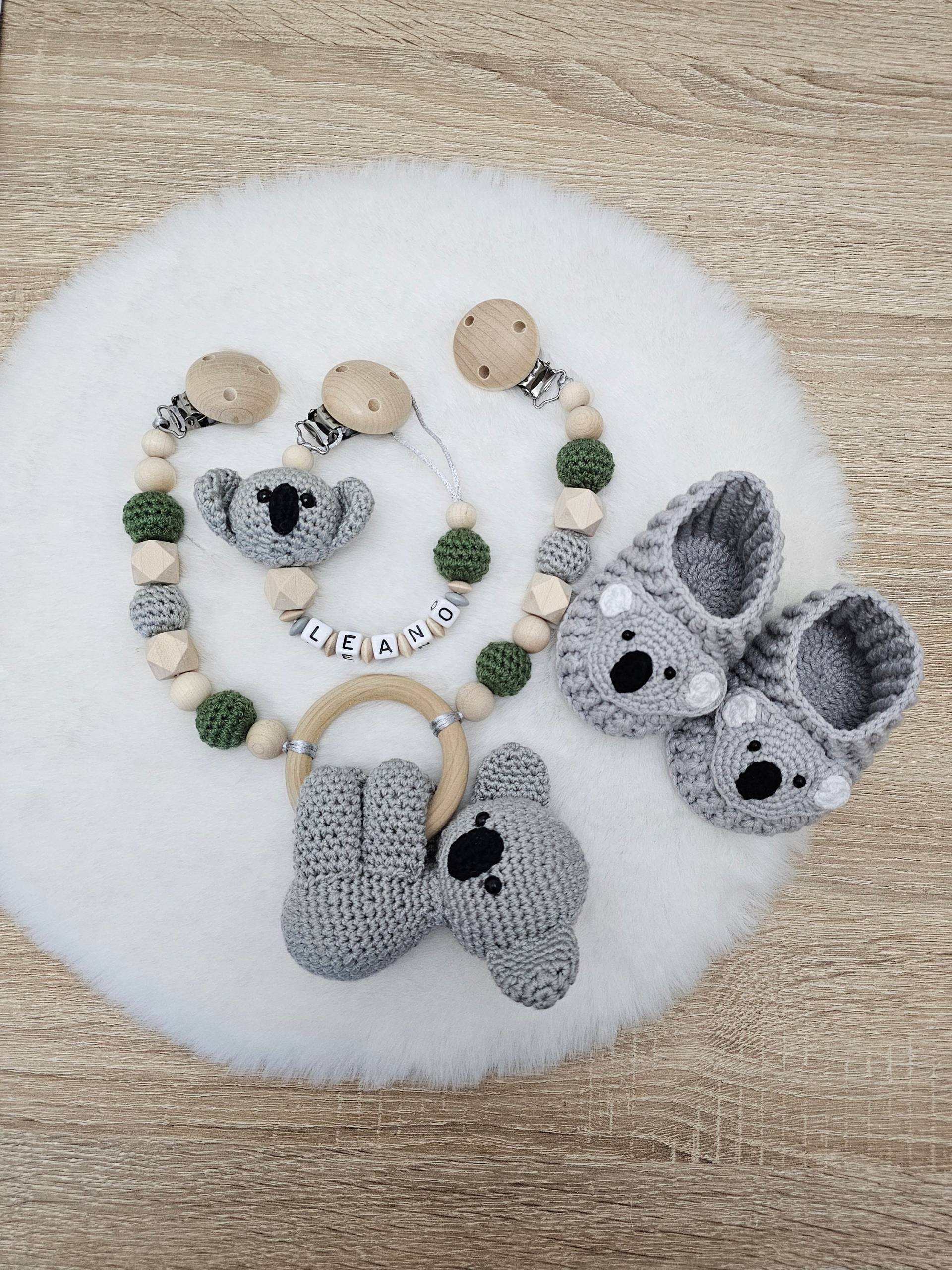 Babygeschenke Set Zur Geburt Koala |Kinderwagenkette|Schnullerkette Mit Namen|Babyhäkelschuhe von Etsy - SchnullerkettenHaSi