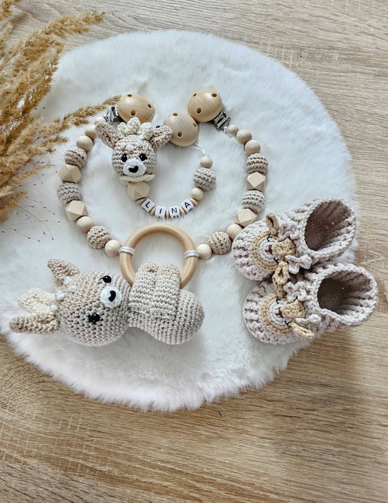 Babygeschenke Set Zur Geburt Rehkitz|Kinderwagenkette |Schnullerkette Mit Namen|Babyhäkelschuhe Neutral| Neweborn von Etsy - SchnullerkettenHaSi