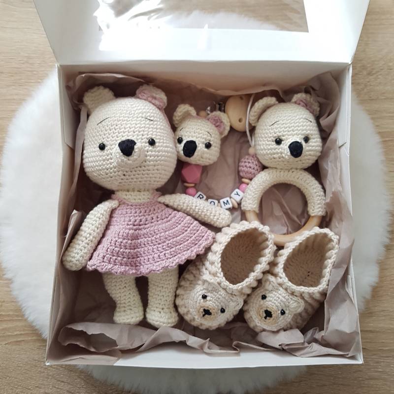 Geschenkset Für Baby Mädchen Schmusetier, Schnullerkette Mit Namen, Rassel Bär, Häkelschuhe von Etsy - SchnullerkettenHaSi