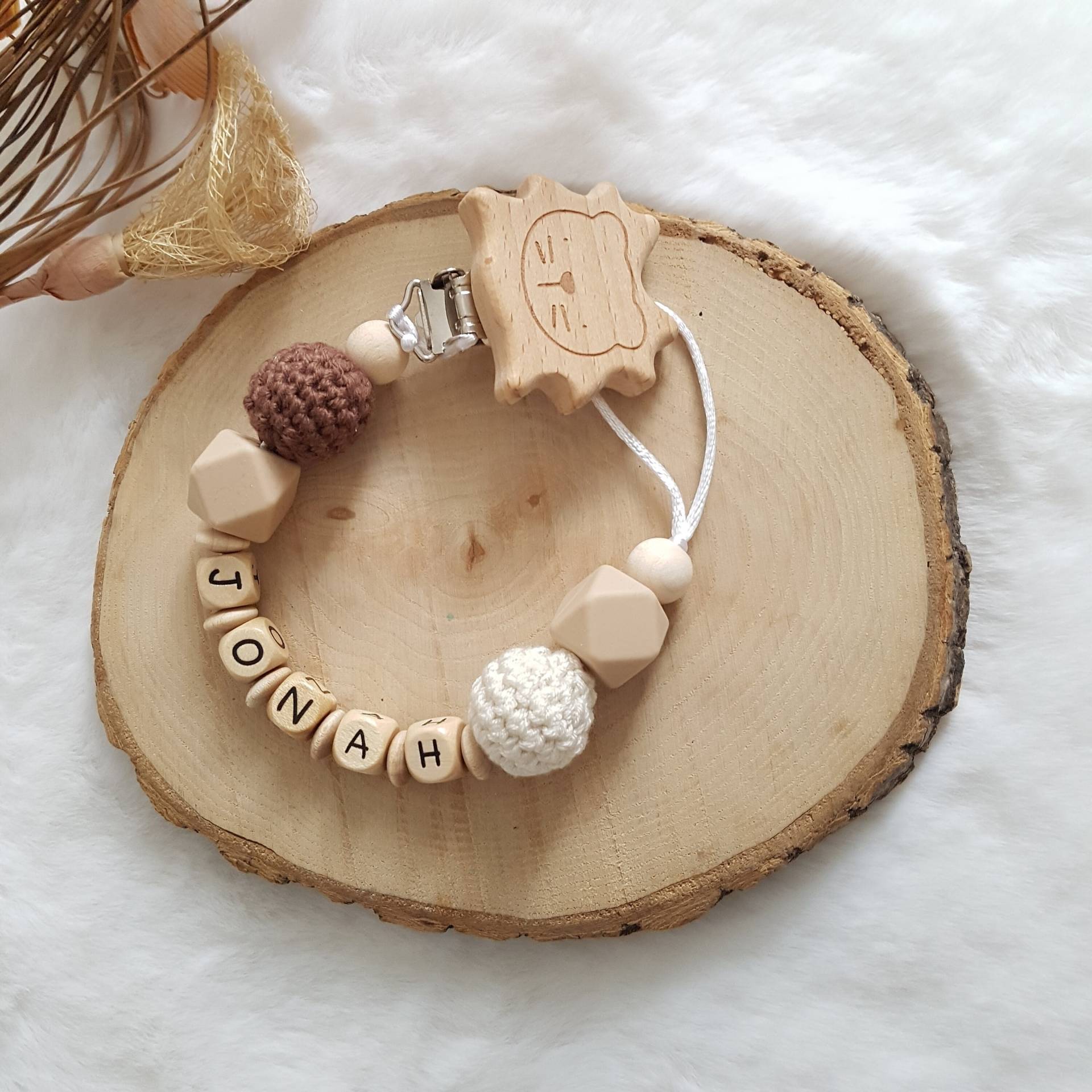 Schnullerkette Löwe Mit Namen Neutral Braun/Beige/Holz von Etsy - SchnullerkettenHaSi