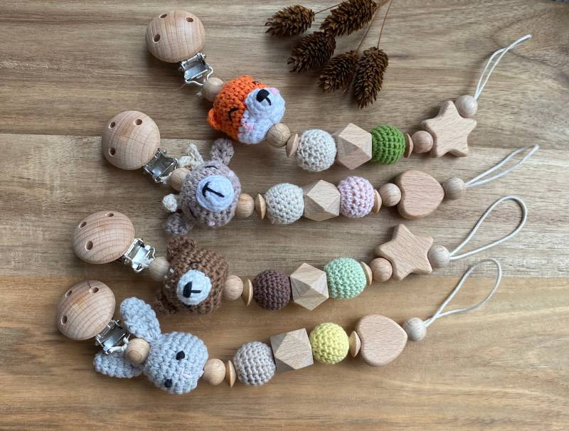 Schnullerkette Mit Häkeltieren #schnullerkette #schnullerhalter #schnullitraum #schnuller #schnulli #baby #babygeschenk #geburt #taufe von Etsy - SchnulliTraumSR