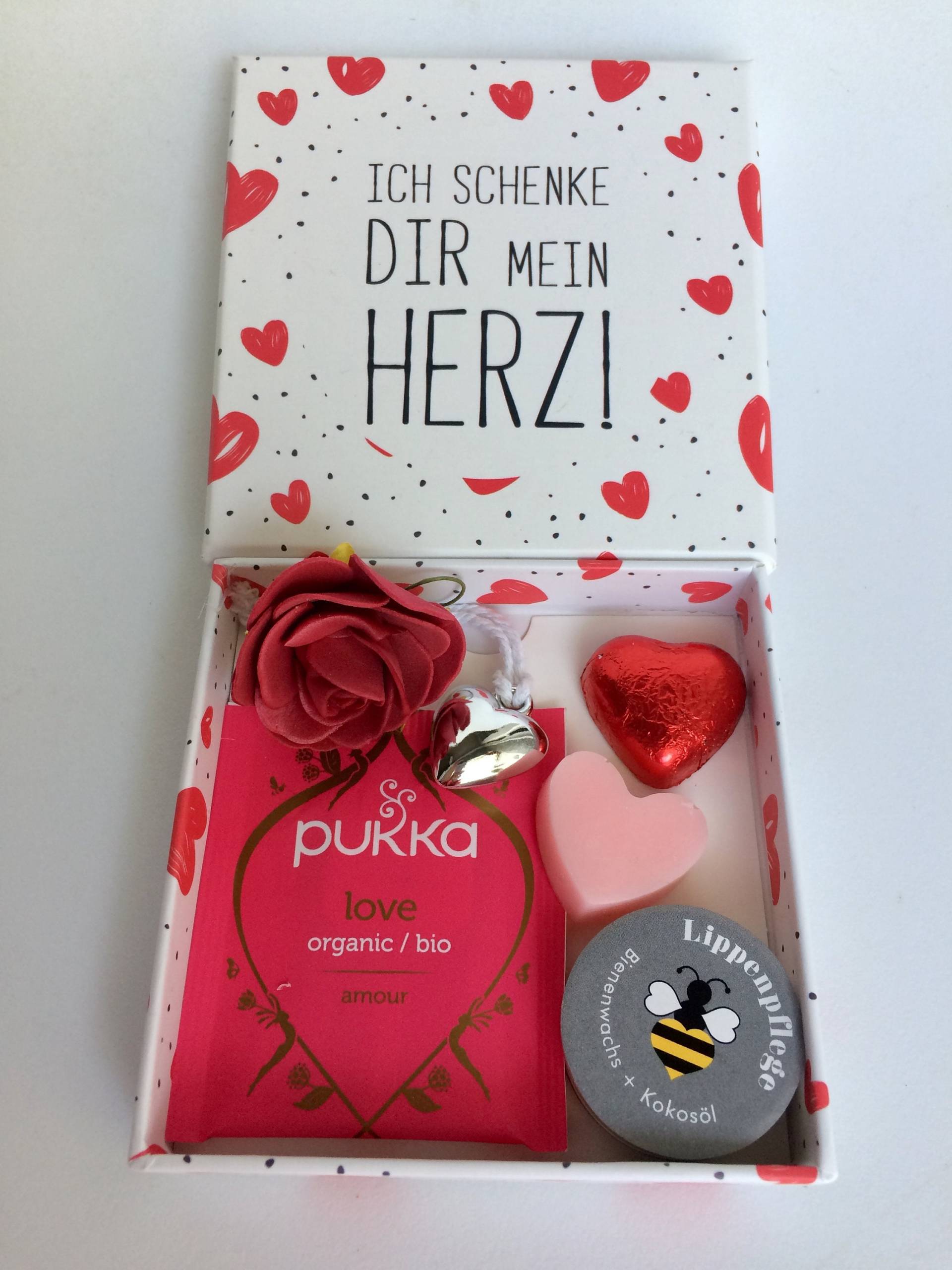 Valentinstag Geschenkbox Mit Herz, Liebe, Seife Und Naur Lippenbalsam von Etsy - SeelenZeit