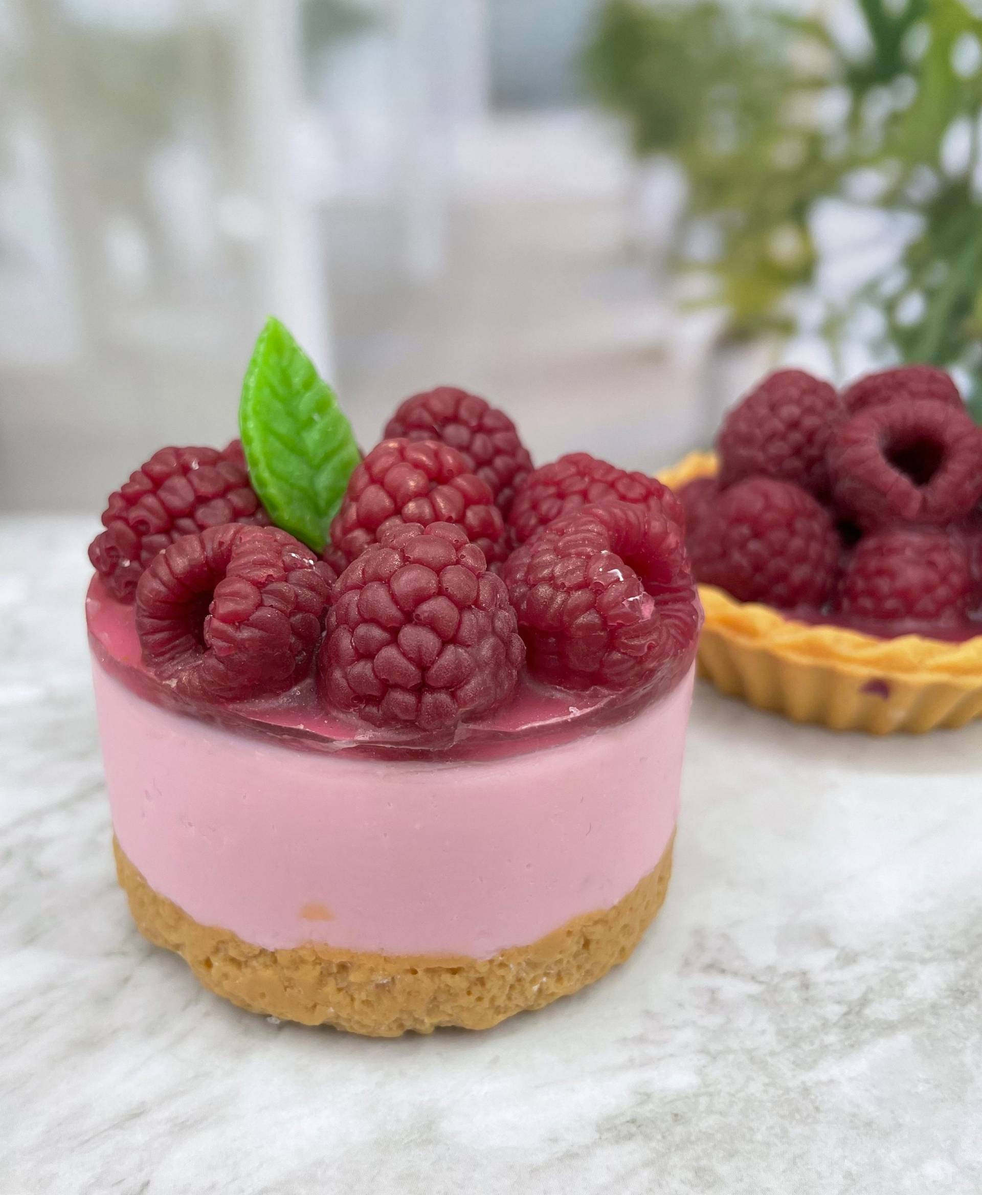 Himbeeren Cheesecake Seife Käsekuchen Mit Gast Geschenkidee Geburtstag Frau Seife Kuchenform Badezimmer Bad Deko Gästeseife von Etsy - SeifeMagievonValeria