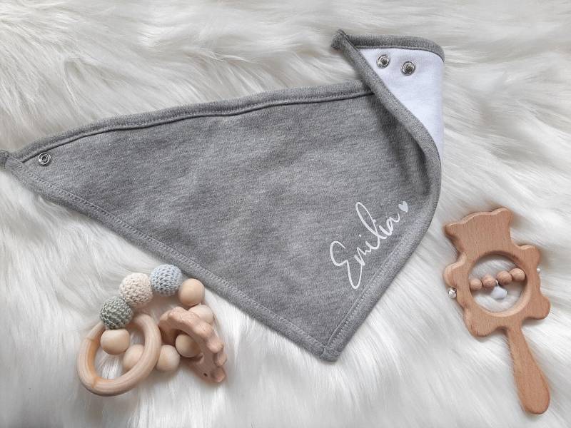 Babyset Personalisiert | Dreieckstuch Lätzchen Baby Mütze Personalisierte Babygeschenke Herz Stern Kleidung von Etsy - SelfmadeStudioDe