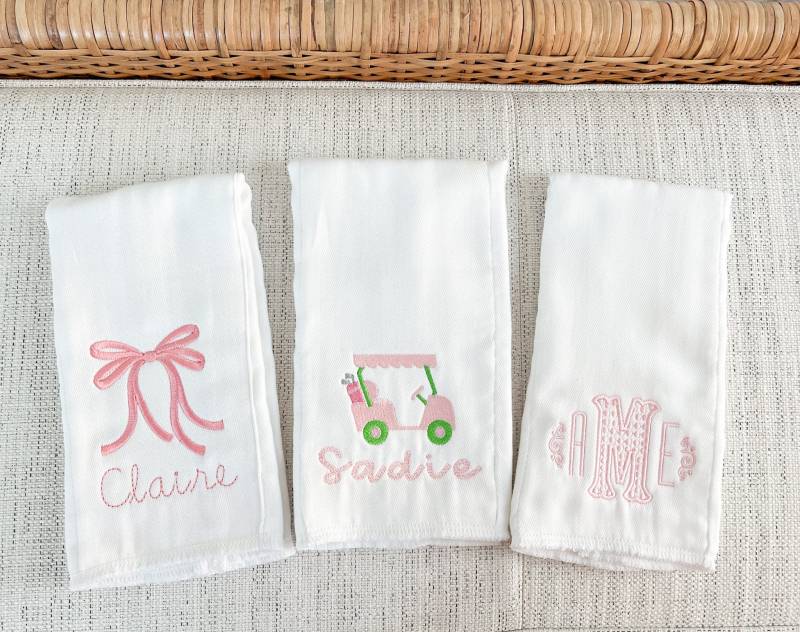 Monogrammiert Baby Spucktücher | Personalisierte Baby-Dusche-Geschenk Mädchen Besticktes Spucktuch von Etsy - SewAmeliaIsland