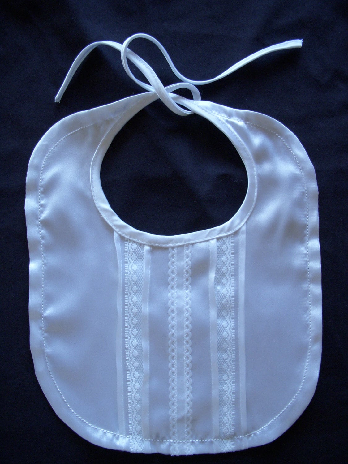 Baby Mädchen/Junge Satin Mit Spitzenbesatz & Pin-Tucks Akzent Lätzchen Baby Mädchen/Junge Satin Mit Spitzenbesatz & Pin-Tucks Akzent Lätzchen von Etsy - Sewingbyquicatos