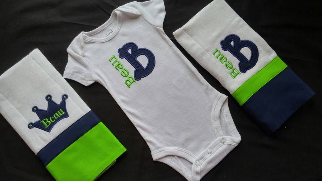 Personalisierte Baby Junge Geschenk-Set, Nehmen Sie Nach Hause Set, Body Und Burp Tuch-Set Personalisierte Baby Junge Geschenk-Set, Nehmen Sie Nach Hause Set, Body Und Burp Tuch-Set von Etsy - SewnFromTheHeart4U