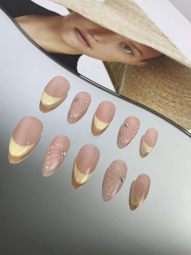 Handmade Reusable Press On Nails - Clear Base With Yellow Edge & 3D Wave Design | Trendy & Unique von Etsy - Sharksnailbyyu