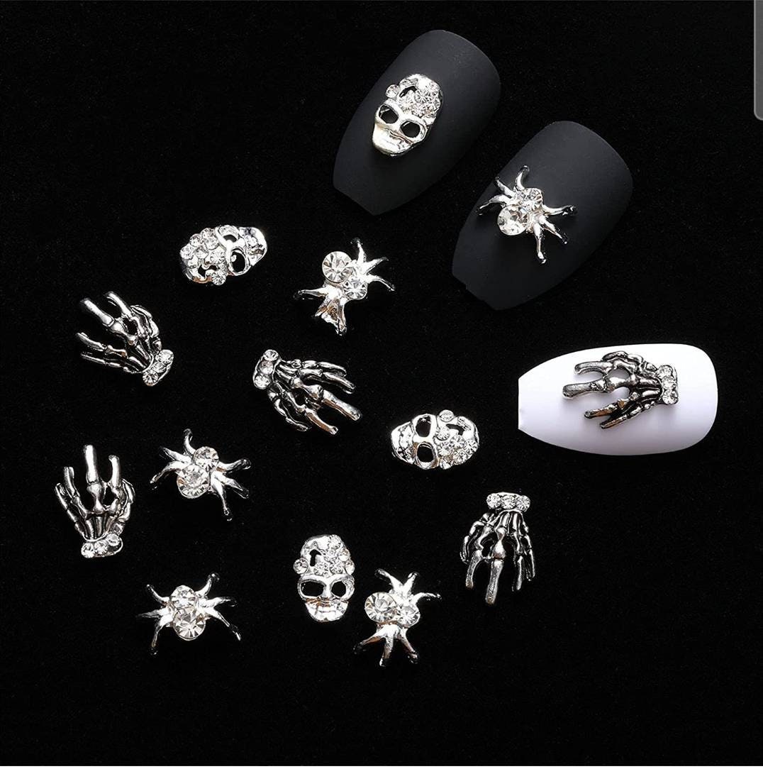 Bling Silber Schädel, Spinne, Skelett Hand, Nagel Charms, 3D Nail Art Dekoration, Legierung Halloween Schmuck Für Nägel, Schädel Charm 10 Stück von Etsy - ShasiaBeauty