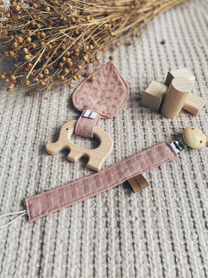 Geschenkset Zur Geburt Greifling Mit Knisterblatt Und Schnullerband in 3 Verschiedenen Farben Wahlweise Name Holzgreifling, Knistertuch von Etsy - ShopWomansWork