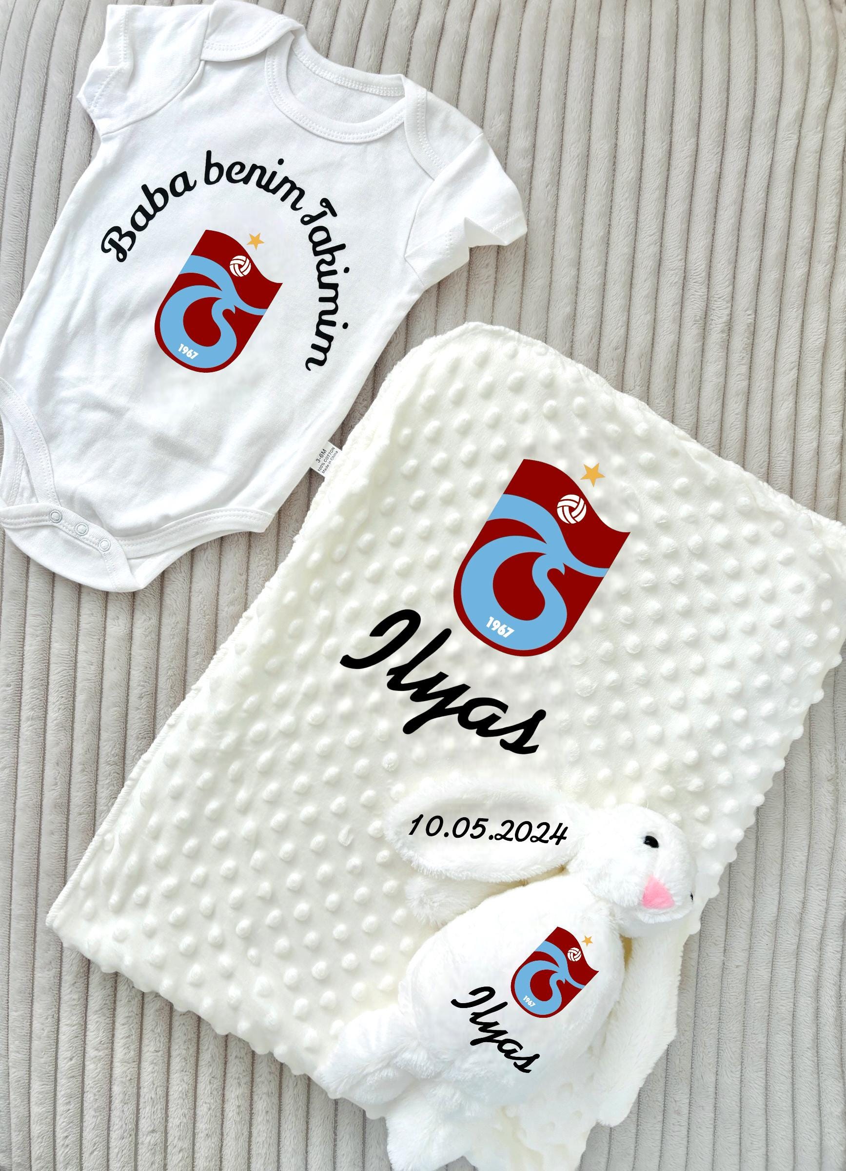 Trabzonspor Babydecke Mit Kuscheltier Hase, Plüschtier Hase Und Babybody Trabzonspor Babydecke Mit Kuscheltier Hase, Plüschtier Hase Und Babybody von Etsy - ShopbyhandmadeShop