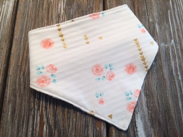 Baby/Kleinkind Bandana/Schal/Halstuch/Lätzchen ~ Metallic//Feminin//Pink//Blumen//Gold Baby/Kleinkind Bandana/Schal/Halstuch/Lätzchen ~ Metallic//Feminin//Pink//Blumen//Gold von Etsy - SimplyStitchedbySara