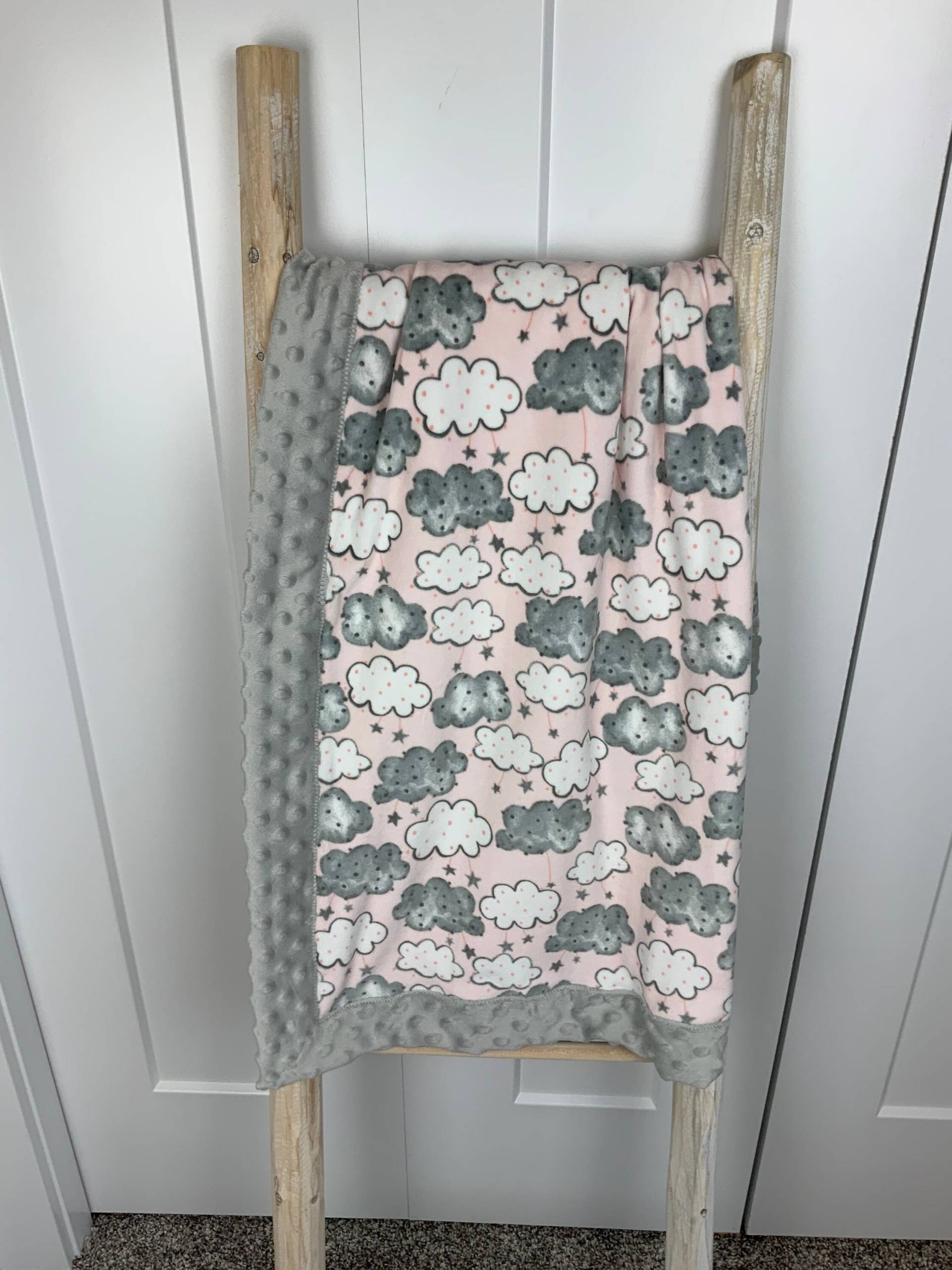 Baby Mädchen Minky Decke/Weiche & Bequeme Babydecke Rosa Und Graue Wolken Modernes Kinderzimmer von Etsy - SimplyUCreation