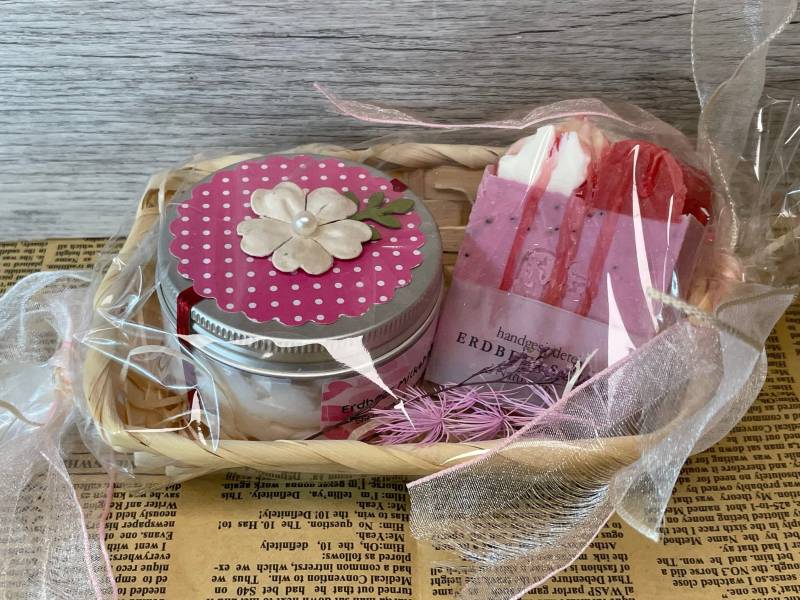 Geschenkset Erdbeerseife Und Erdbeer-Sheasahne - Strawberry Soap & Scented Shea Butter Set Soapisch von Etsy - Soapisch