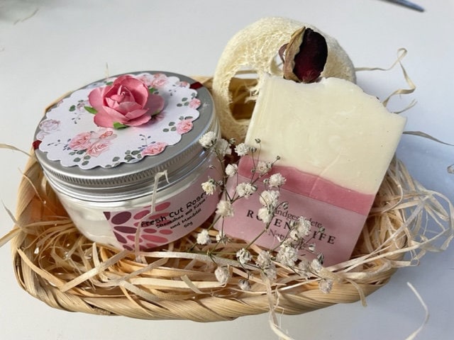 Geschenkset Rosenseife Und Rosen-Sheasahne - Rose Soap & Scented Shea Butter Set Soapisch von Etsy - Soapisch