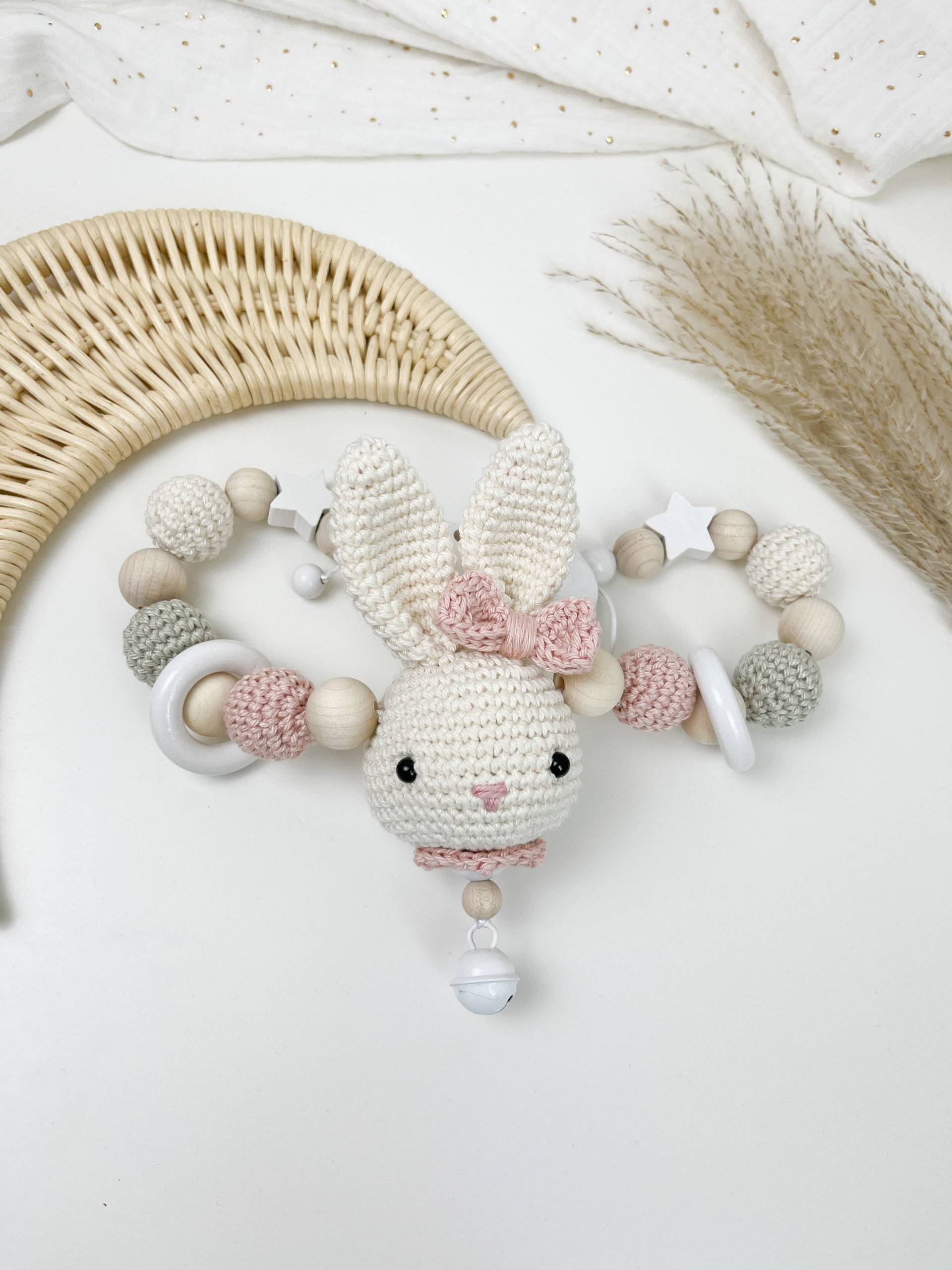 Kinderwagenkette - Gehäkelt Creme/Rose Hase Mädchen von Etsy - Sooneshandmadestore