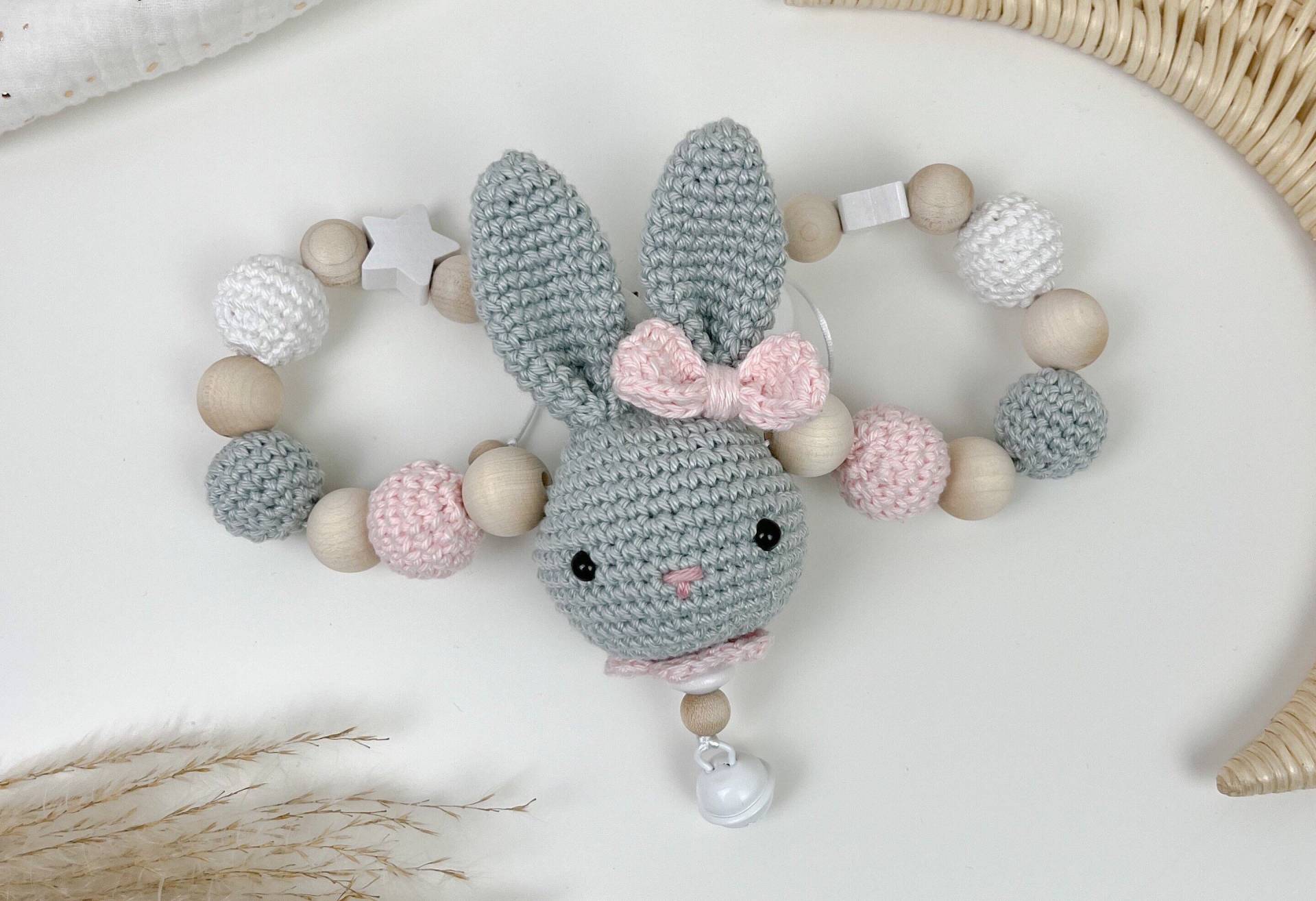 Kinderwagenkette - Gehäkelt Grau/Rosa Hase von Etsy - Sooneshandmadestore